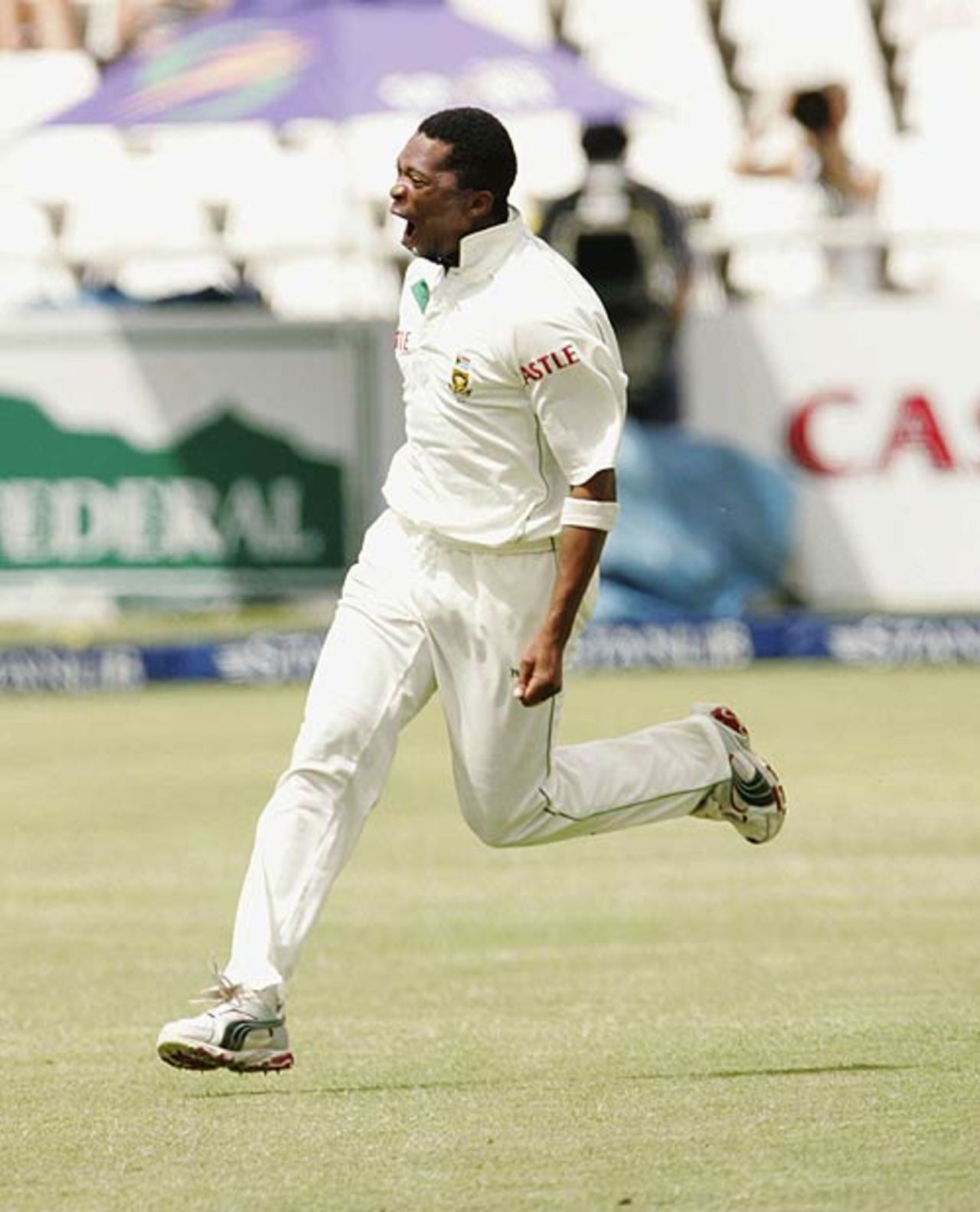 Makhaya Ntini sets off on a celebratory run, South Africa v India, 3rd Test, Cape Town, 4th day, January 5, 2007