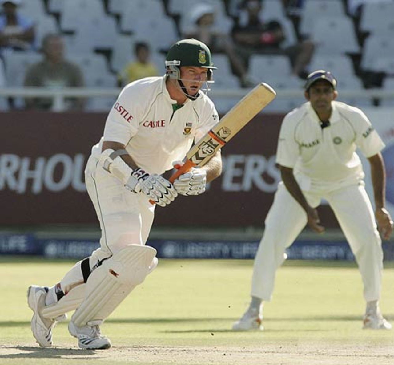 Graeme Smith drives straight during South Africa's chase, South Africa v India, 3rd Test, Cape Town, 4th day, January 5, 2007