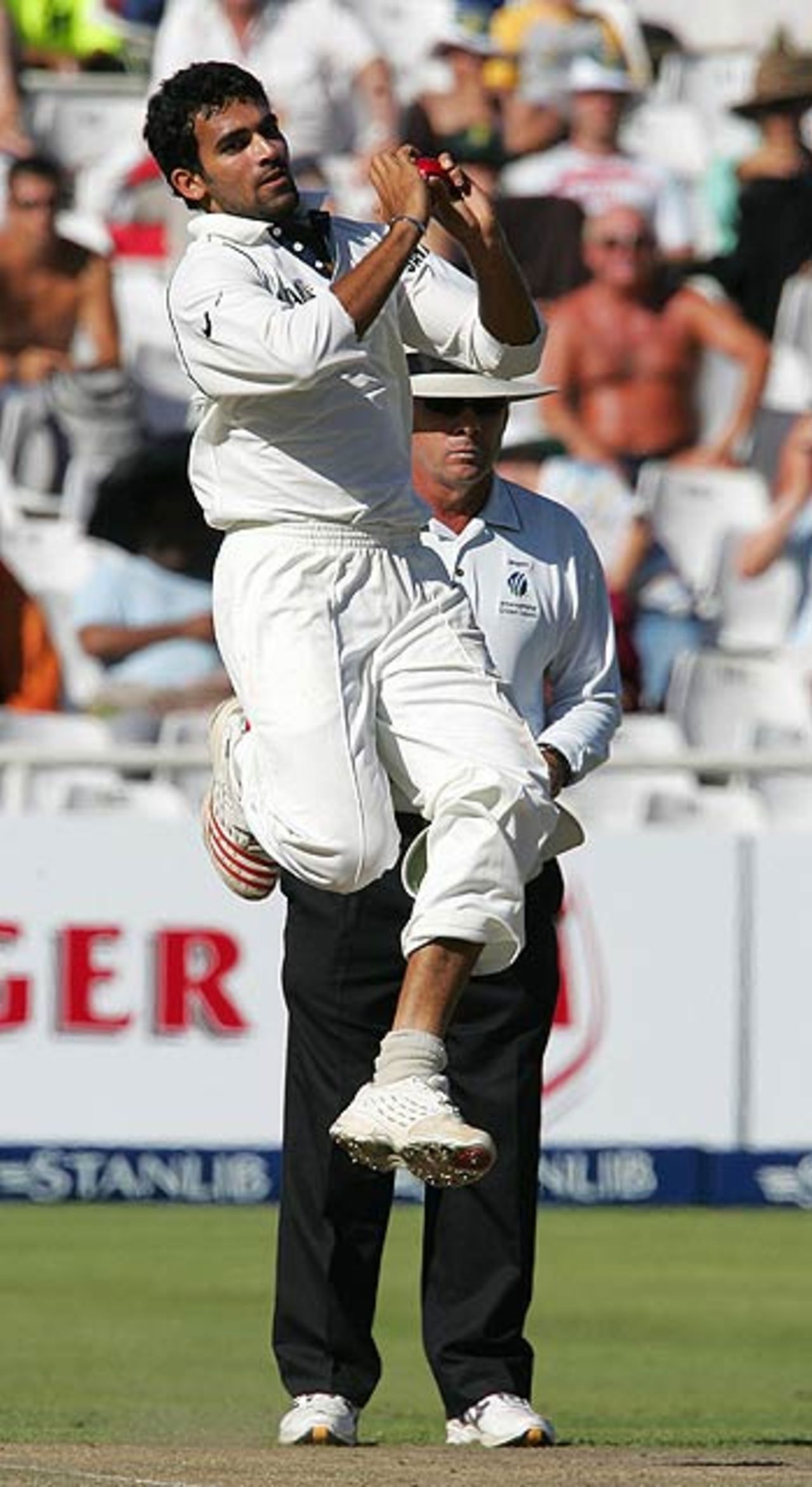 Zaheer Khan steams in, South Africa v India, 3rd Test, Cape Town, 4th day, January 5, 2007