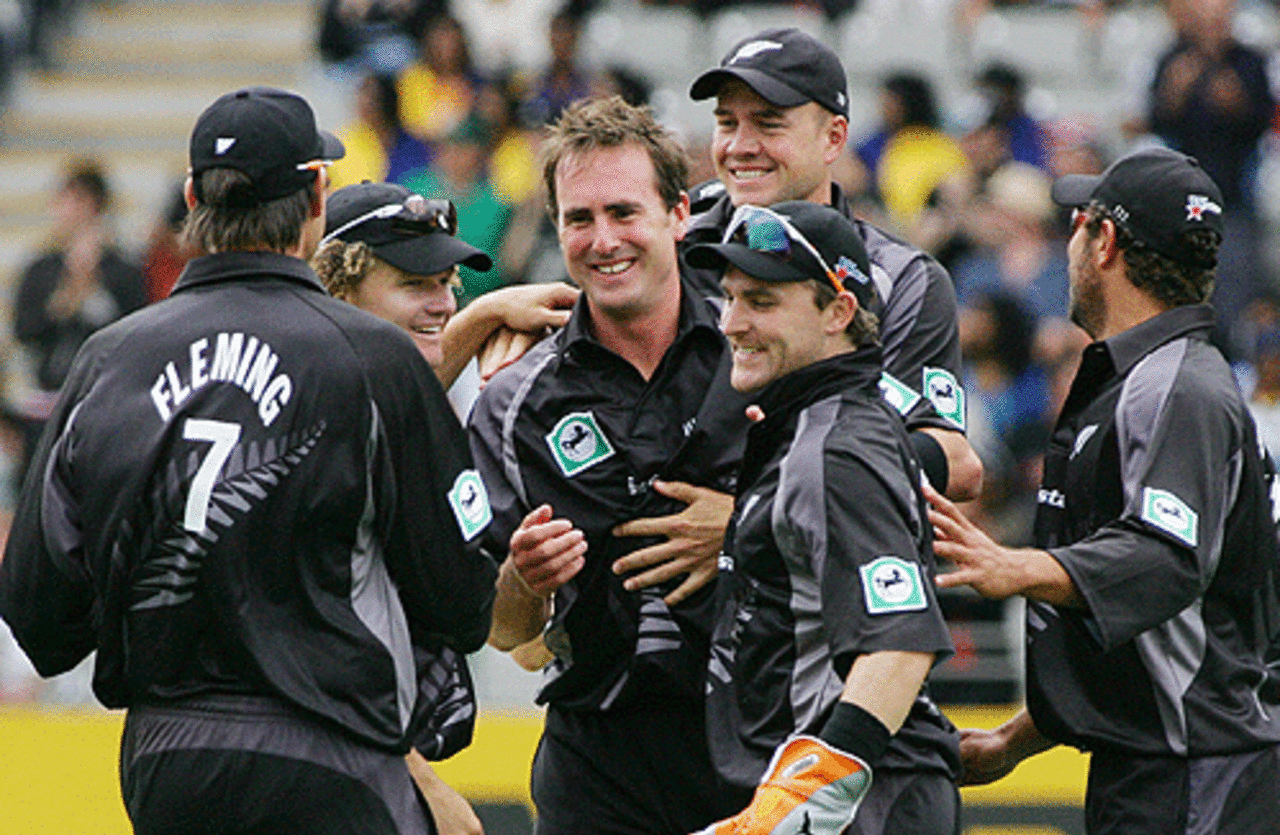 New Zealand team-mates congratulate Mark Gillespie who got 3 for 39, New Zealand v Sri Lanka, 4th ODI, Eden Park, January 6, 2007