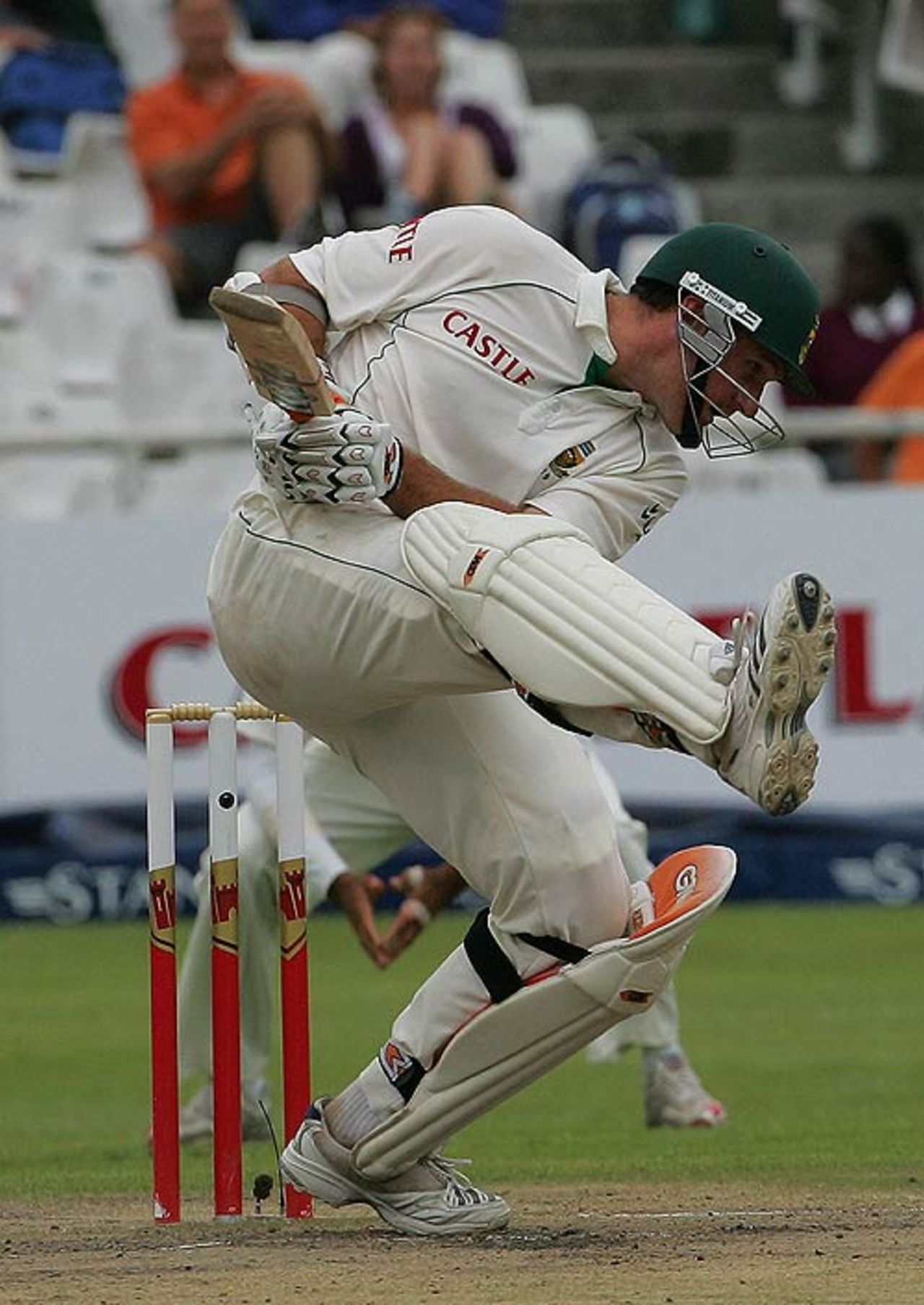 Graeme Smith gets into a tangle, South Africa v India, 3rd Test, Cape Town, 5th day, January 6, 2007