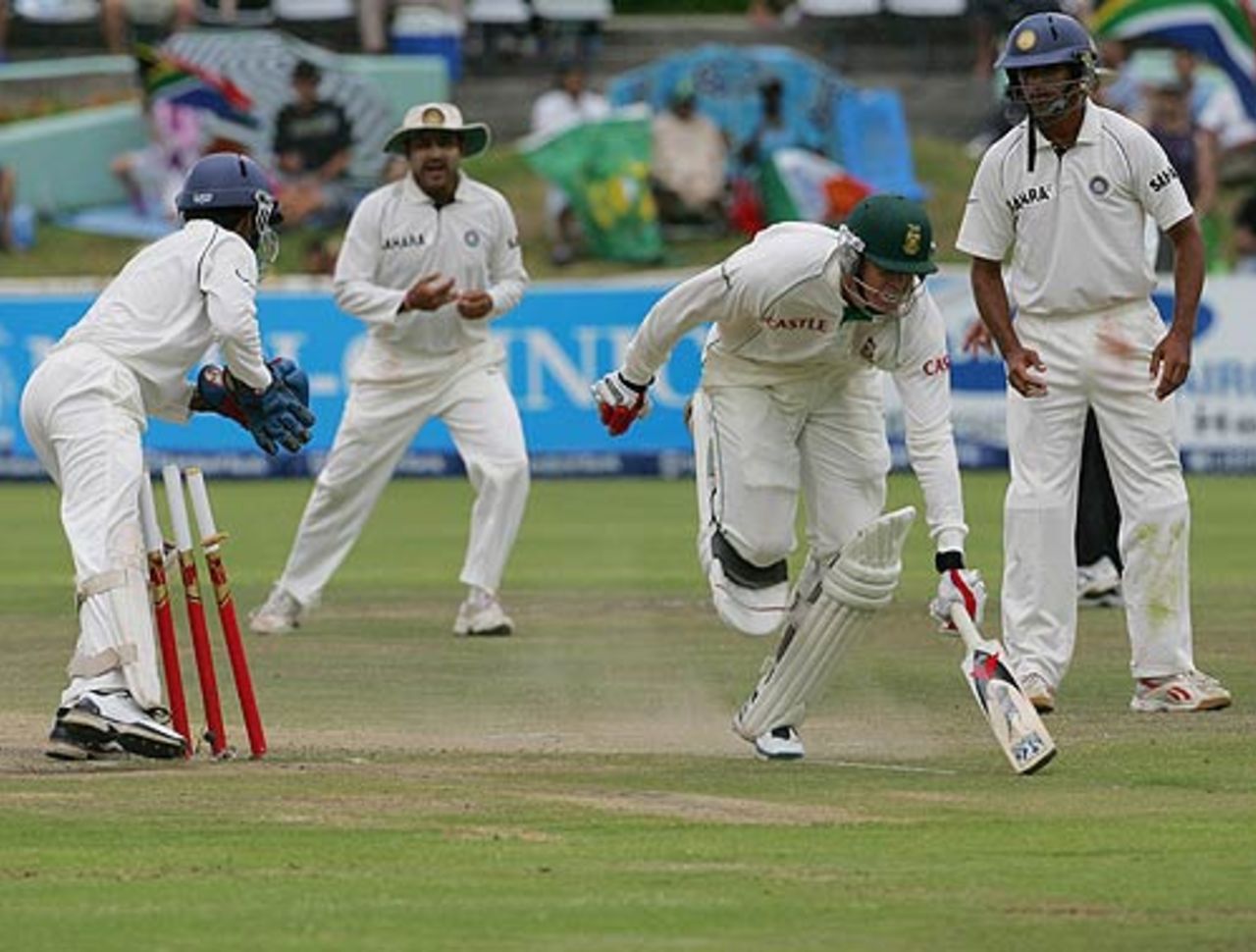 Dinesh Karthik unsuccessfully attempts to run-out Shaun Pollock, South Africa v India, 3rd Test, Cape Town, 5th day, January 6, 2007