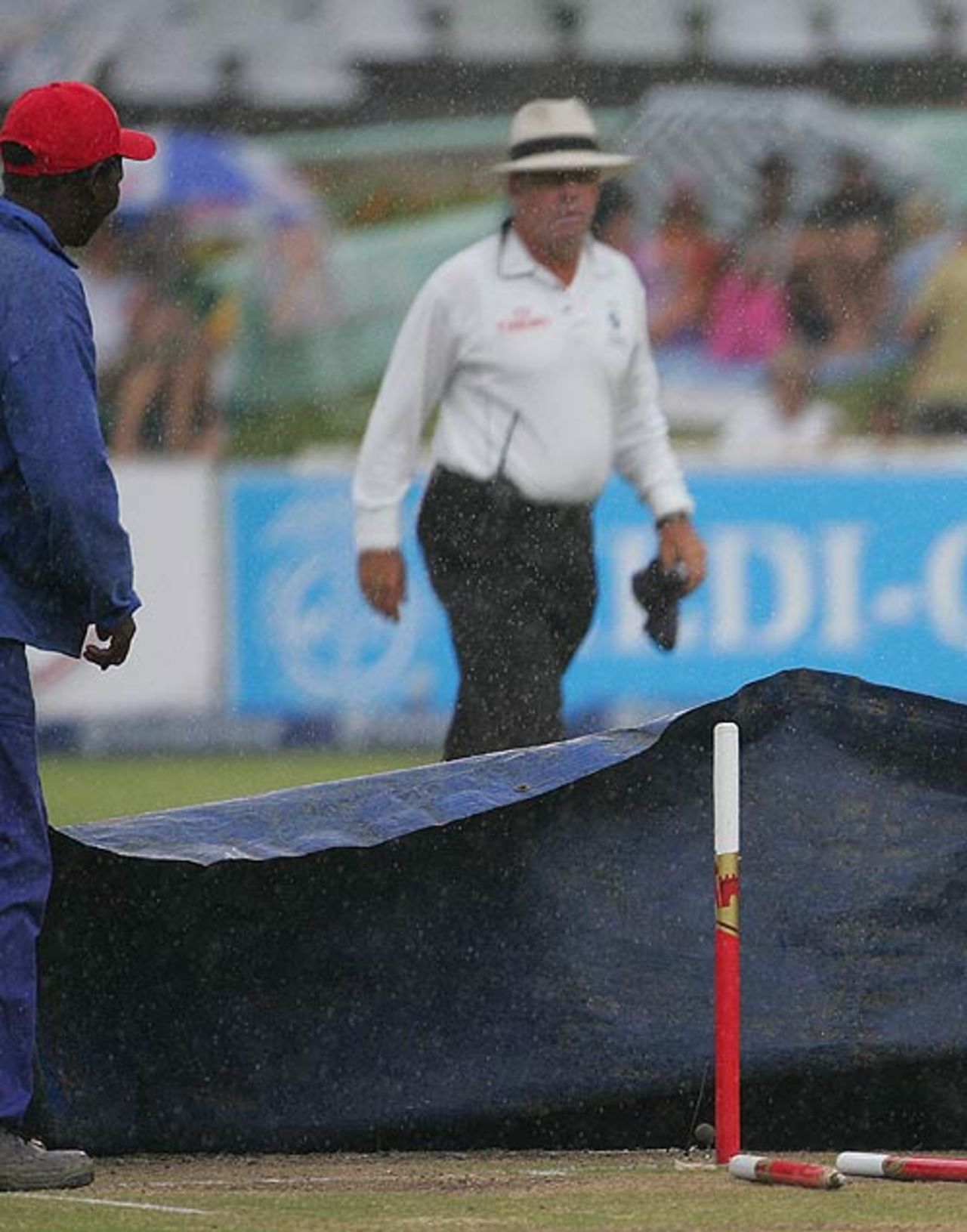 The groundstaff bring on the covers at Newlands, South Africa v India, 3rd Test, Cape Town, 5th day, January 6, 2007