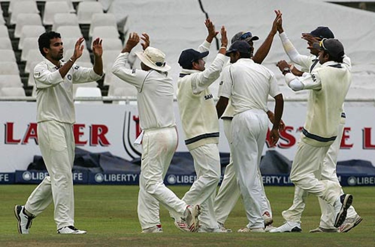 Zaheer Khan got India's first breakthrough for the day, South Africa v India, 3rd Test, Cape Town, 5th day, January 6, 2007