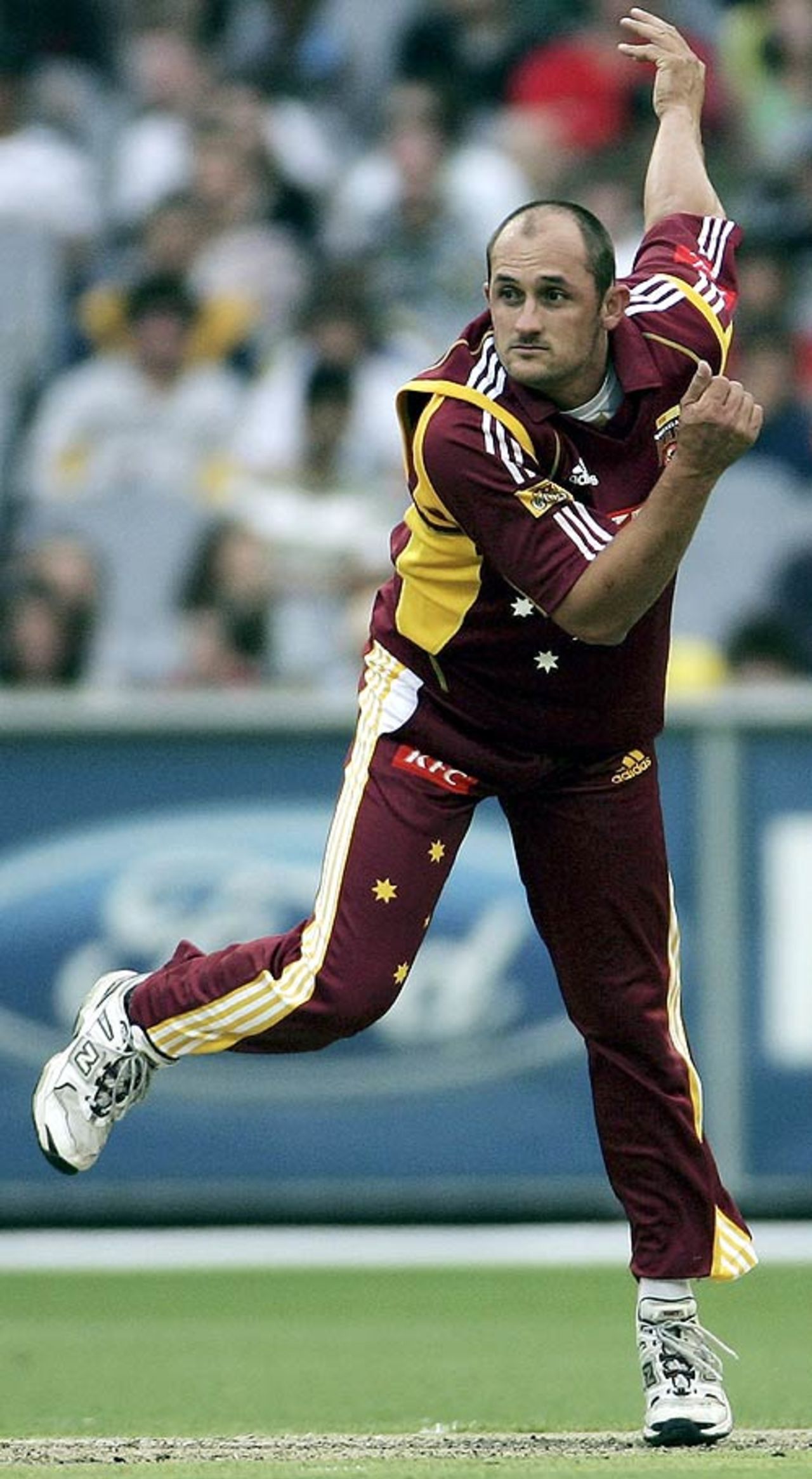 Aaron Nye bowls on his way to 3 for 26, Victoria v Queensland, KFC Twenty20, Melbourne, January 7, 2007