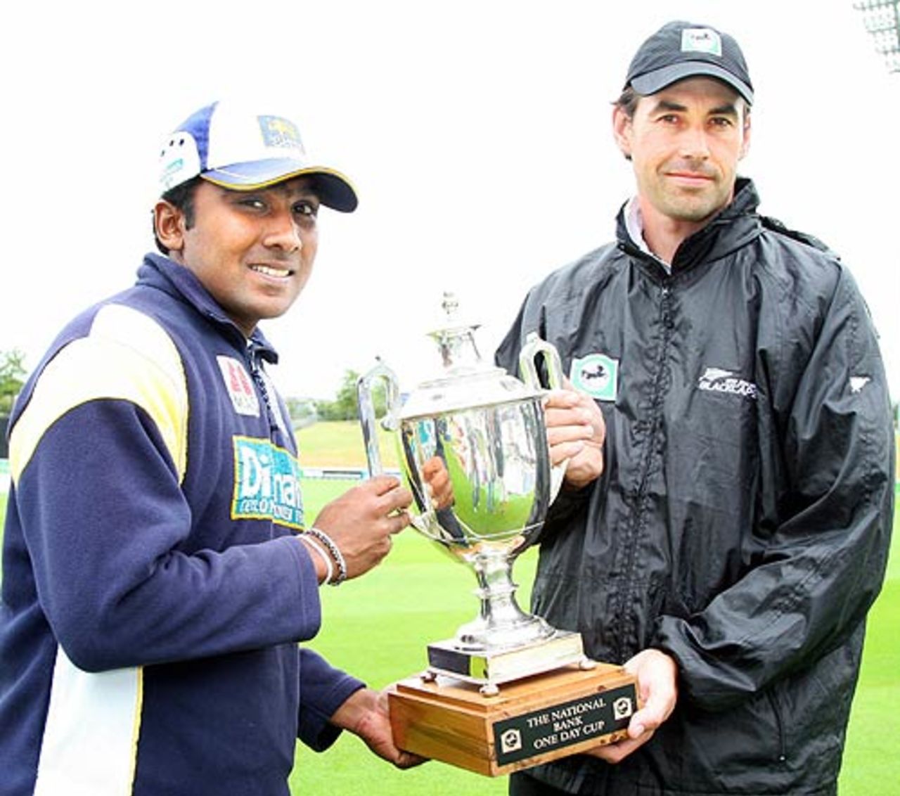 Mahela Jayawardene and Stephen Fleming share the trophy, New Zealand v Sri Lanka, 5th ODI, Hamilton, January 9, 2007