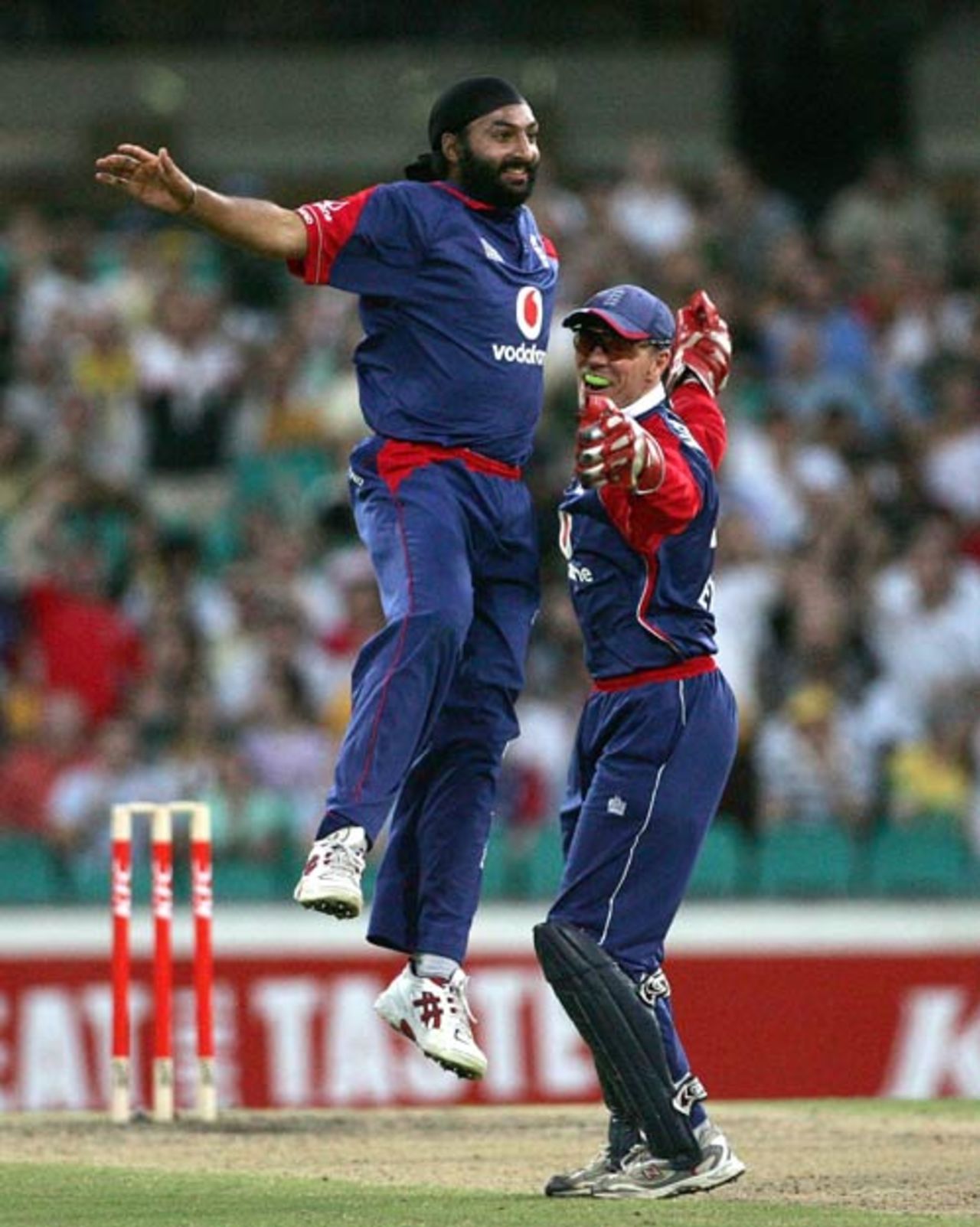 Monty Panesar celebrates dismissing Adam Gilchrist with Paul Nixon, Australia v England, Only Twenty20, Sydney, January 9, 2007