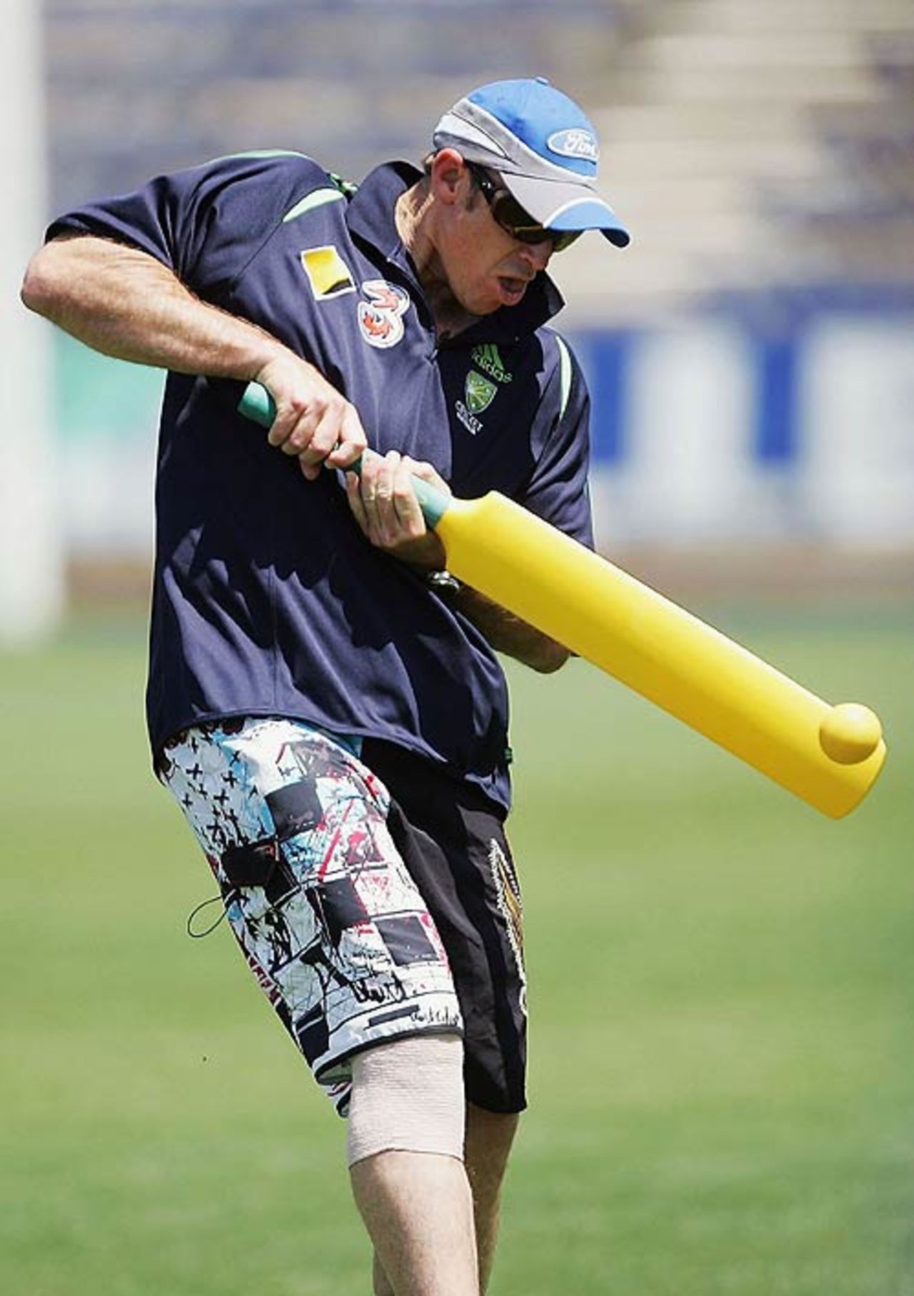Matthew Hayden enjoys a light-hearted hit ahead of the first CB Series match, Geelong, January 10, 2007