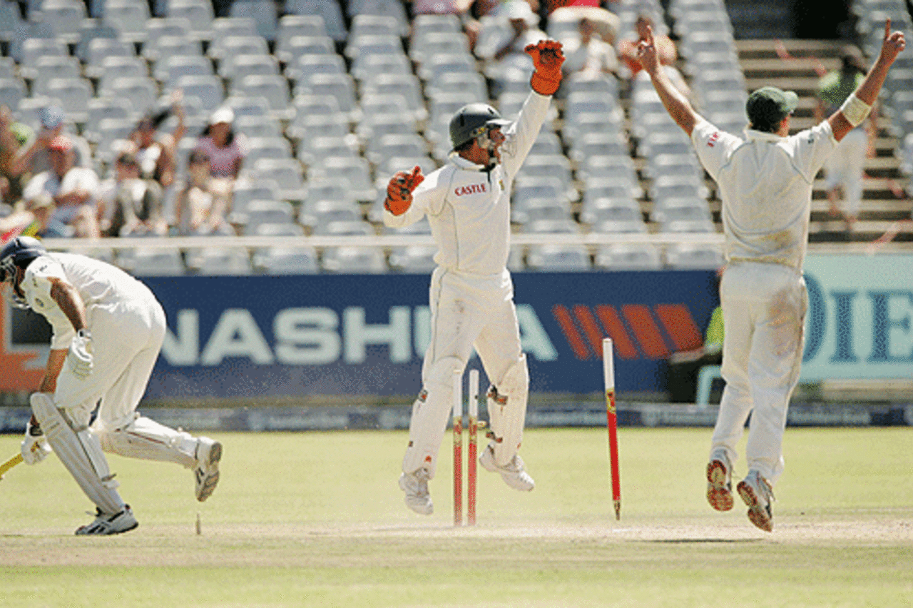 VVS Laxman is run out in suicidal fashion, South Africa v India, 3rd Test, Cape Town, 4th day, January 5, 2007