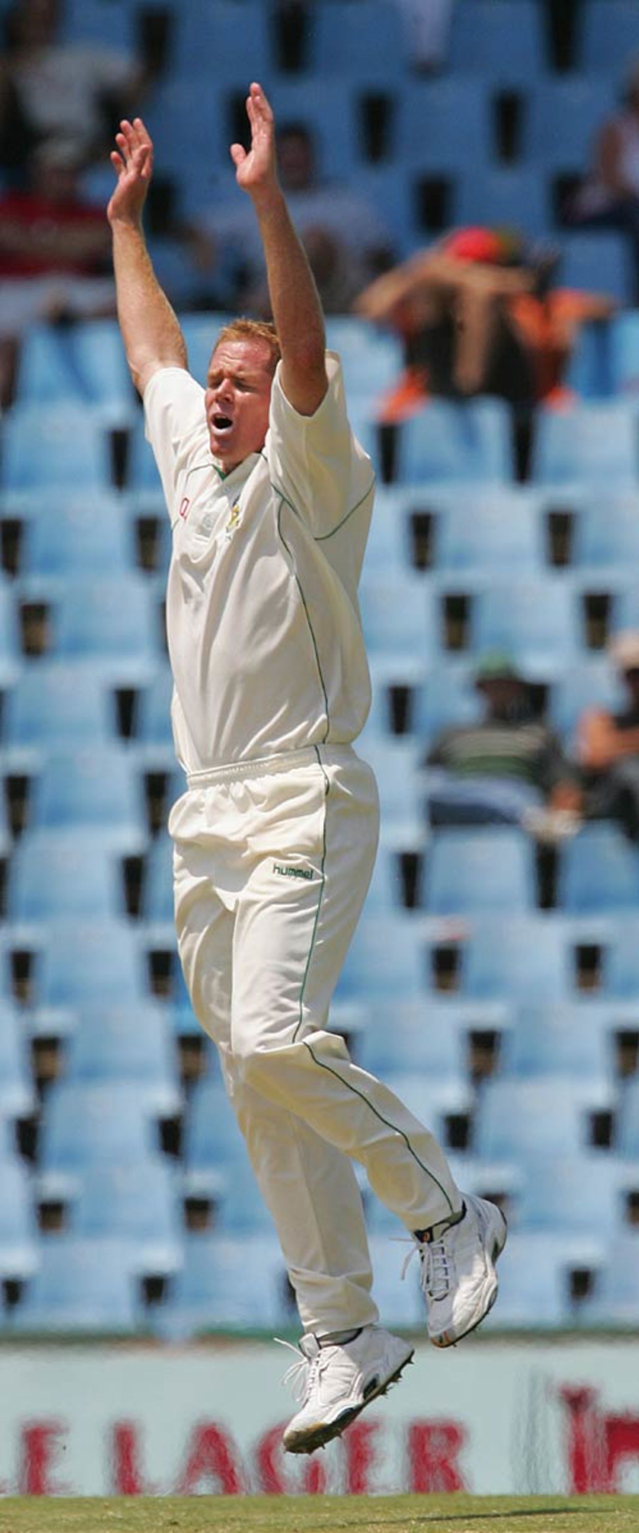 Shaun Pollock cuts a frustrated figure, South Africa v Pakistan, 1st Test, Centurion, January 11, 2007