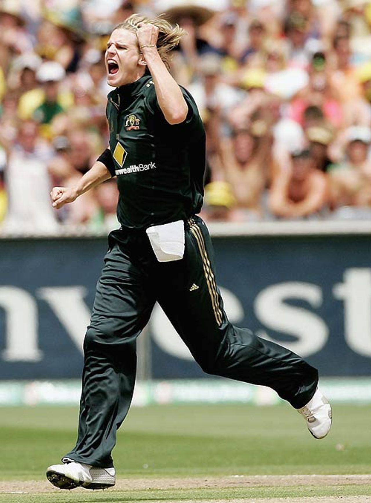 Nathan Bracken celebrates the wicket of Andrew Strauss, Australia v England, Commonwealth Bank Series, 1st Match, Melbourne, January 12, 2007