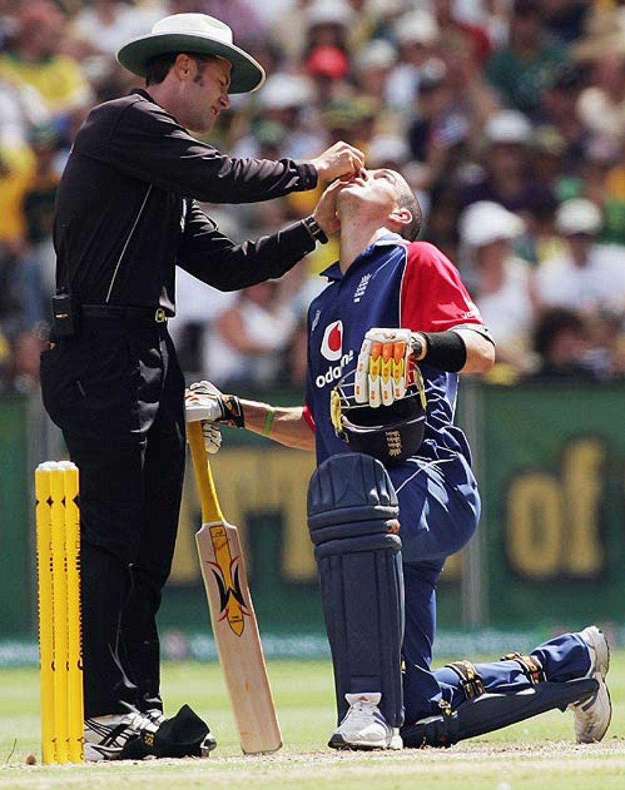 Simon Taufel removes something from Kevin Pietersen's eye, Australia v England, Commonwealth Bank Series, 1st Match, Melbourne, January 12, 2007