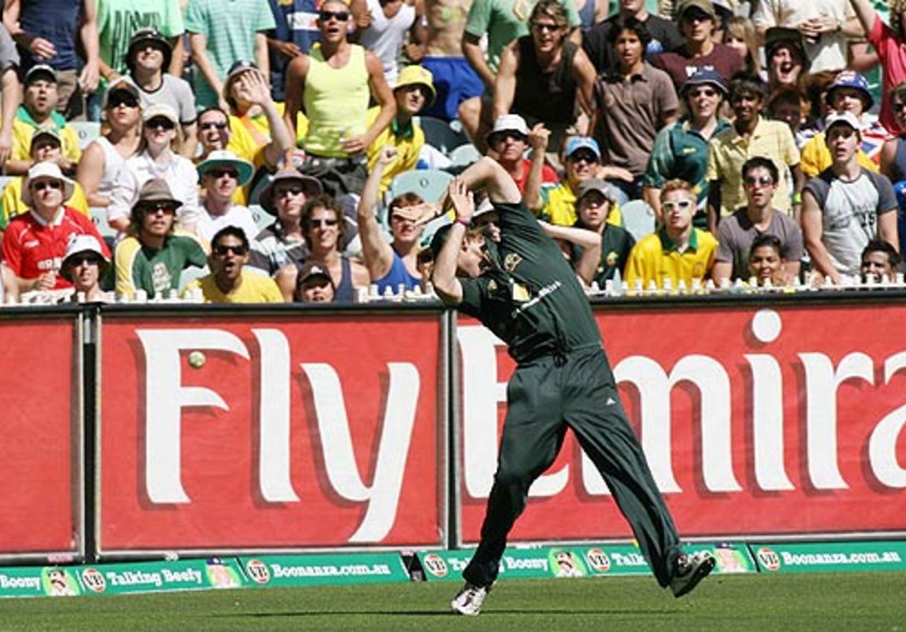 Cameron White loses a catch in the sun, Australia v England, Commonwealth Bank Series, 1st Match, Melbourne, January 12, 2007