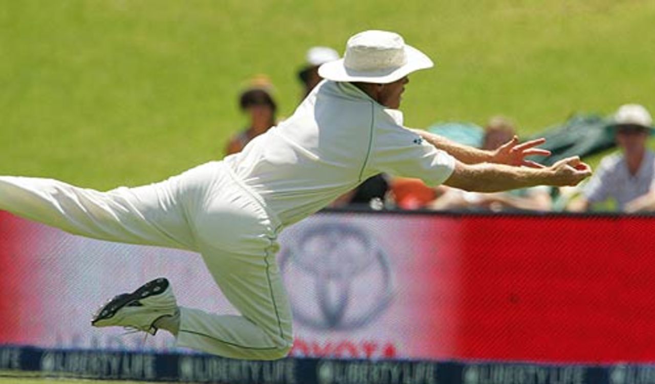 Shaun Pollock dives in vain at the boundary, South Africa v Pakistan, 1st Test, Centurion Park, 2nd day, January 12, 2007