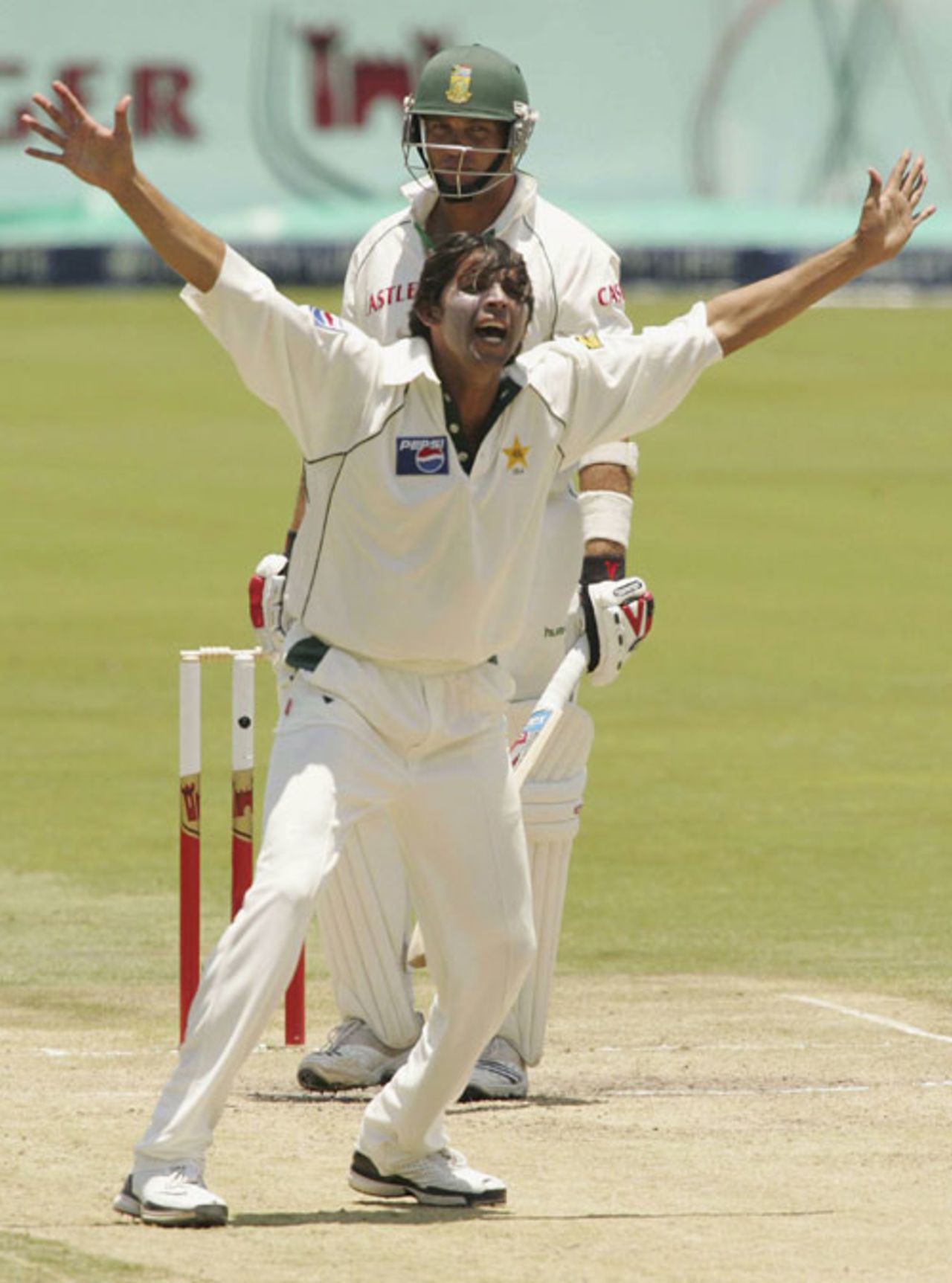 Mohammad Asif appeals for the wicket of Jacques Kallis, South Africa v Pakistan, 1st Test, Centurion Park, January 12, 2007