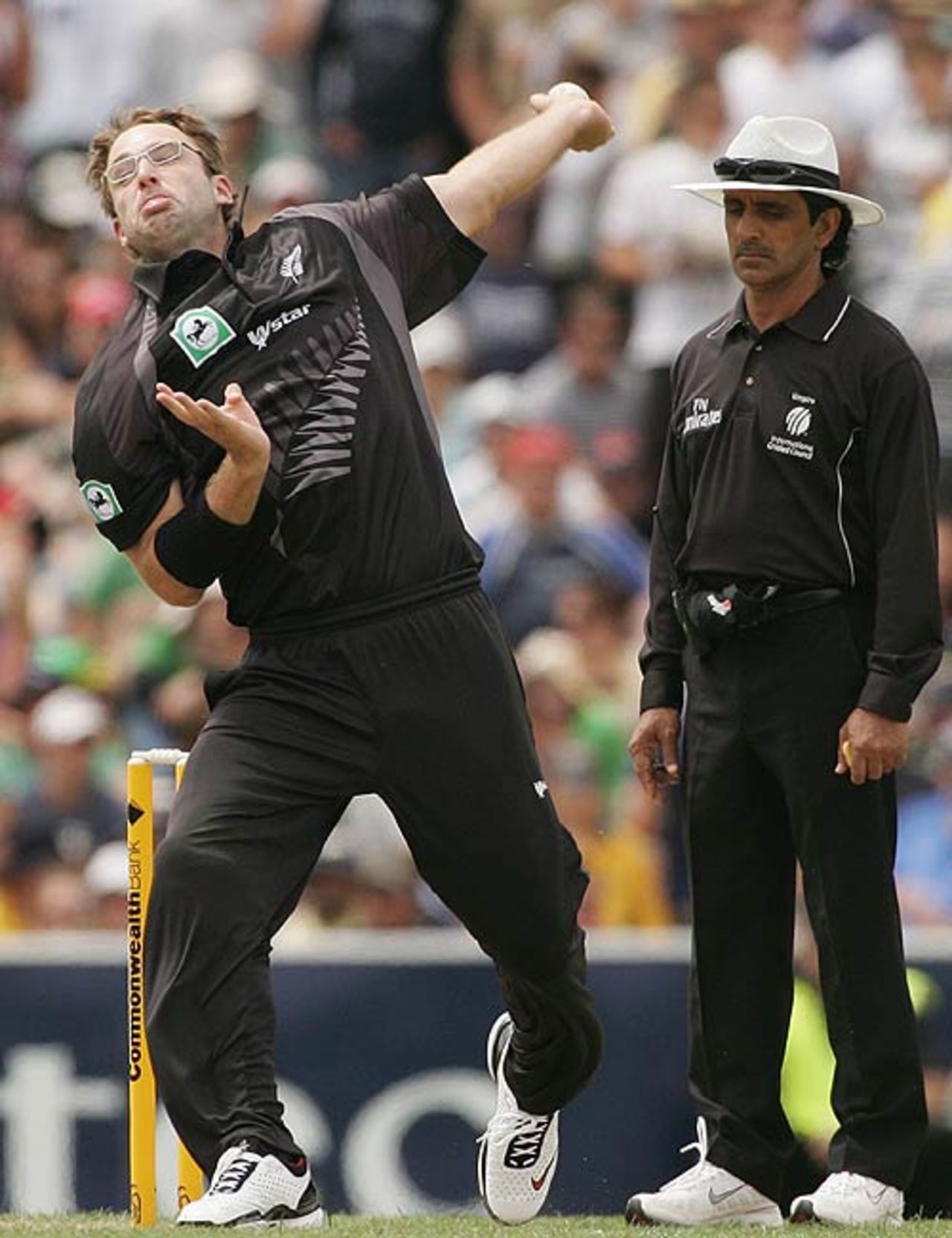 Daniel Vettori bowls as he restricts Australias scoring, Australia v New Zealand, CB Series, 2nd match, Hobart, January 14, 2007