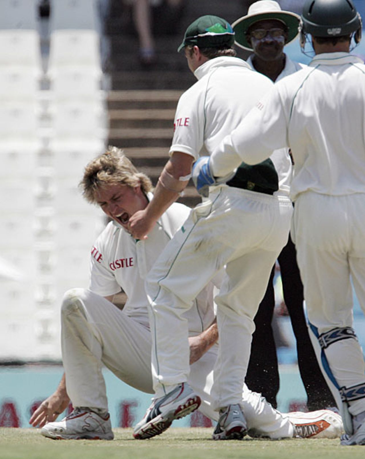 Paul Harris celebrates the wicket of Imran Farhat, South Africa v Pakistan, 1st Test, Centurion Park, January 14, 2007