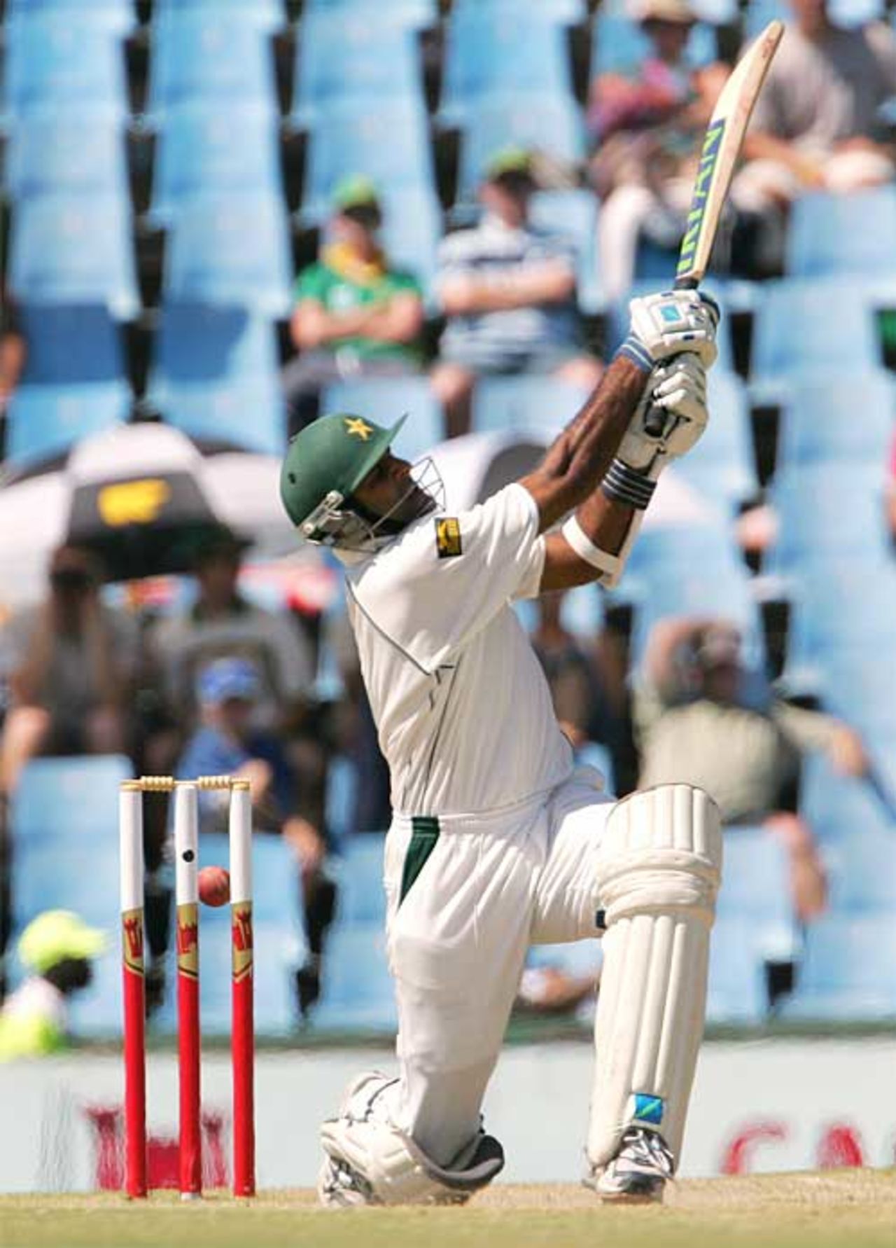 Rana Naved-ul-Hasan opens his shoulders during a quickfire 33, South Africa v Pakistan, 1st Test, Centurion Park, January 14, 2007