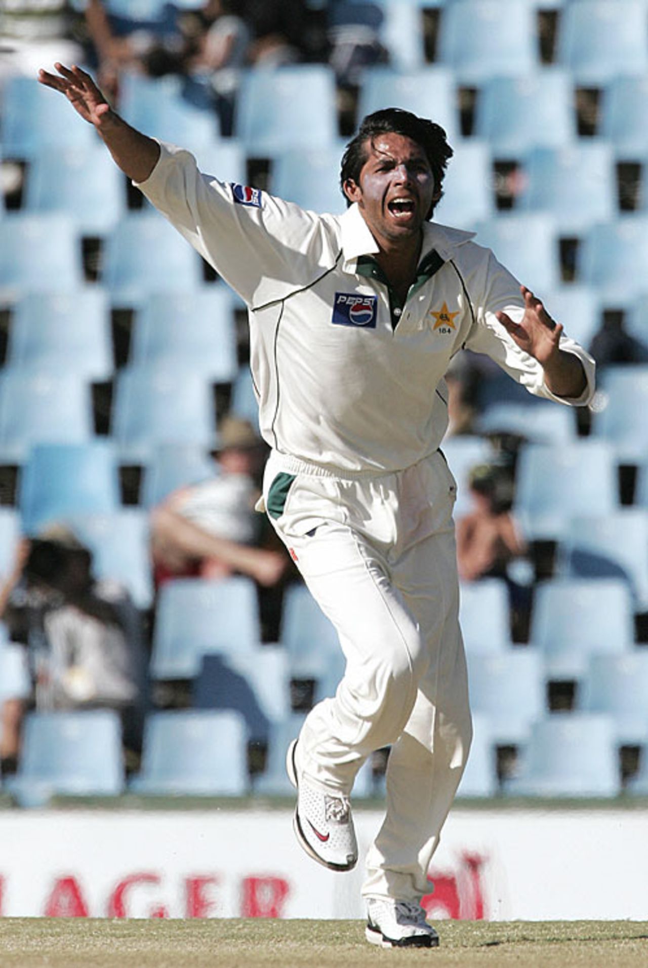 Mohammad Asif celebrates the wicket of AB de Villiers, South Africa v Pakistan, 1st Test, Centurion Park, January 14, 2007
