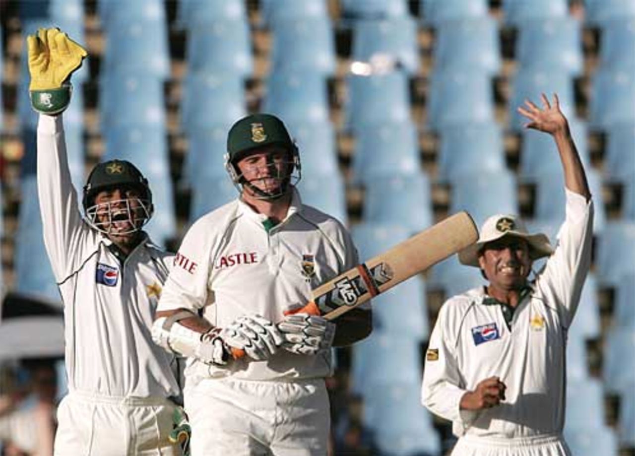 Graeme Smith is trapped by Mohammad Hafeez just before the close, South Africa v Pakistan, 1st Test, Centurion Park, January 14, 2007