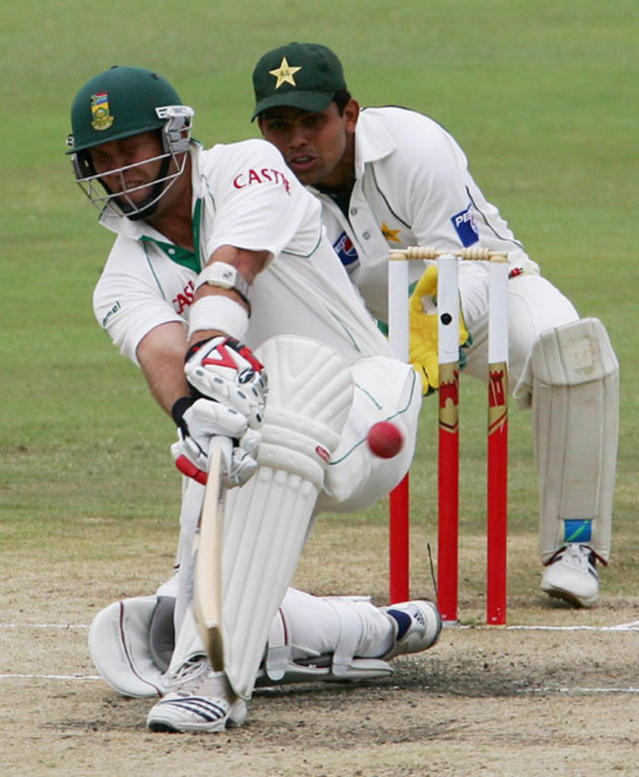 Jacques Kallis sweeps Danish Kaneria as Kamran Akmal watches, South Africa v Pakistan, 1st Test, Centurion Park, January 15, 2007