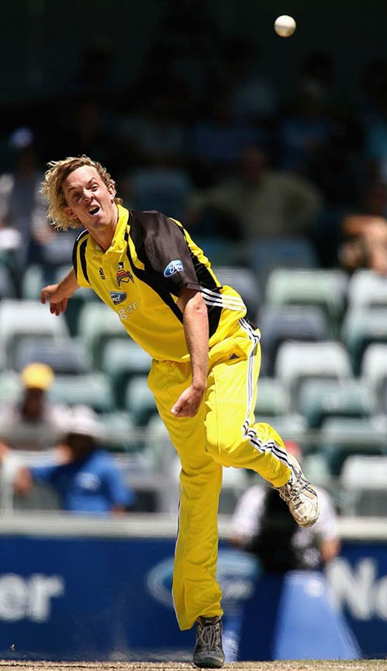 Aaron Heal bowls during his spell of 1 for 39, Western Australia v South Australia, FR Cup, Perth, January 17, 2007