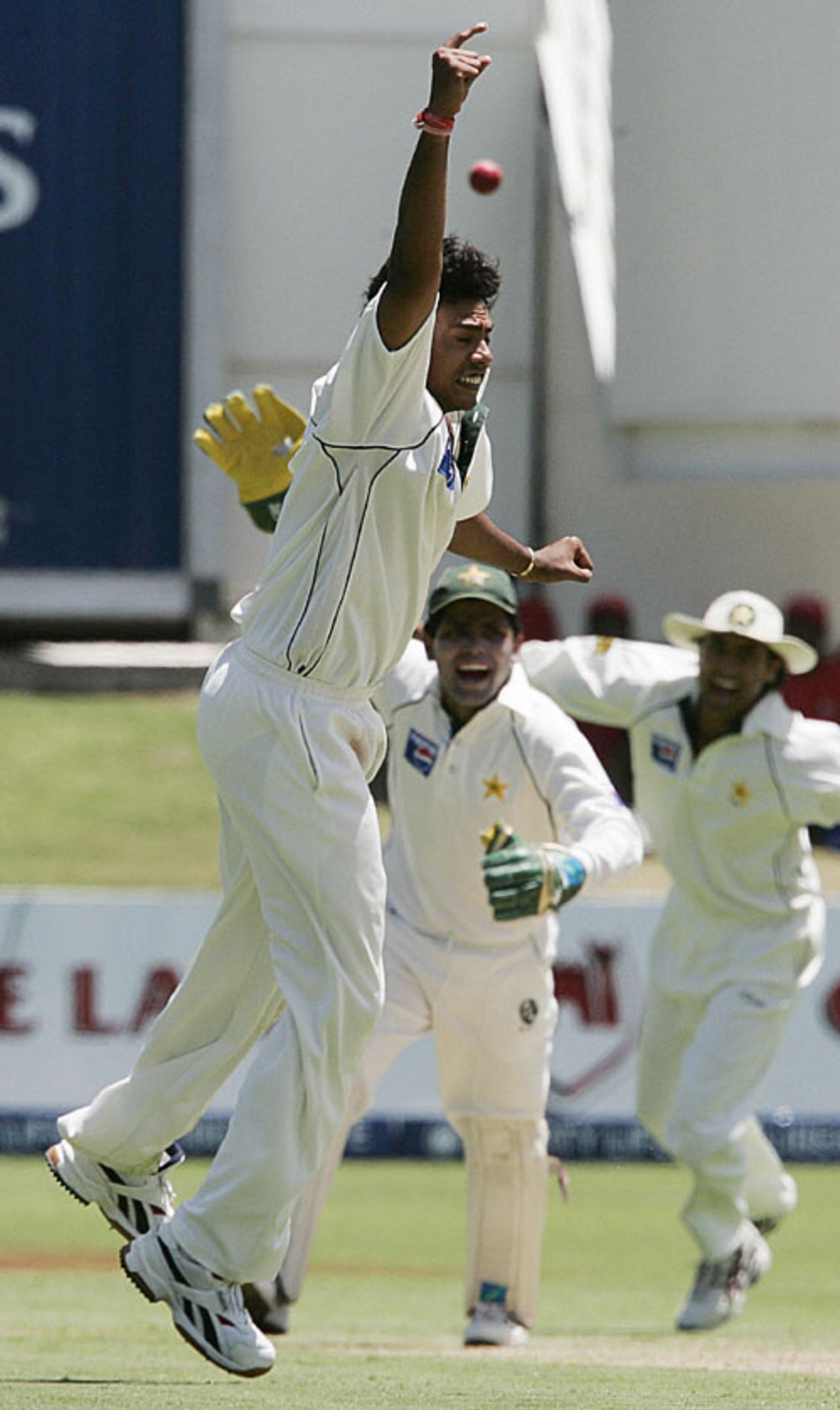 Danish Kaneria celebrates the wicket of Graeme Smith, South Africa v Pakistan, 2nd Test, Port Elizabeth, January 19, 2006