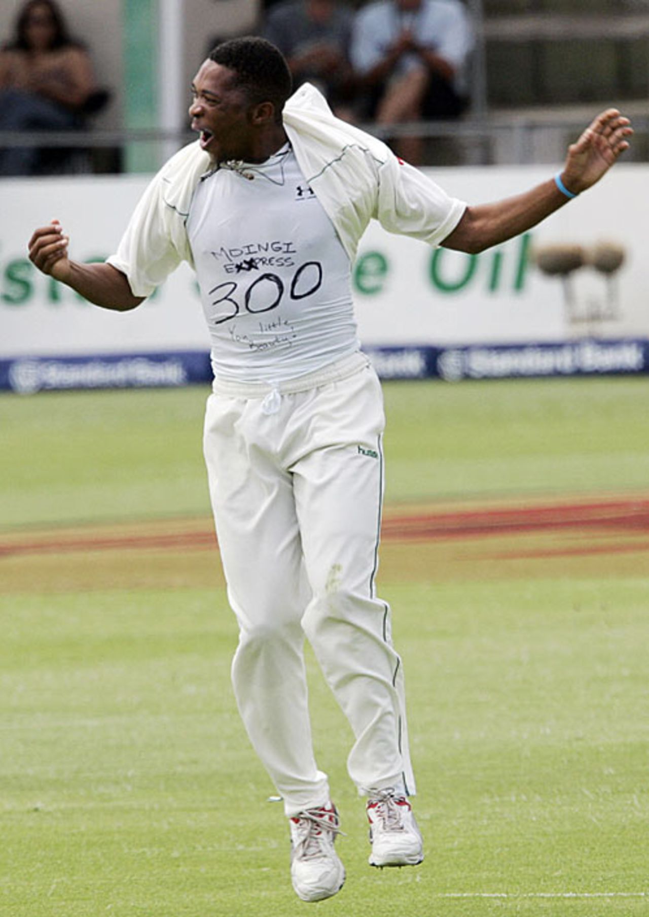 Makhaya Ntini lifts his shirt and celebrates his 300th Test wicket, South Africa v Pakistan, 2nd Test, Port Elizabeth, January 20, 2007