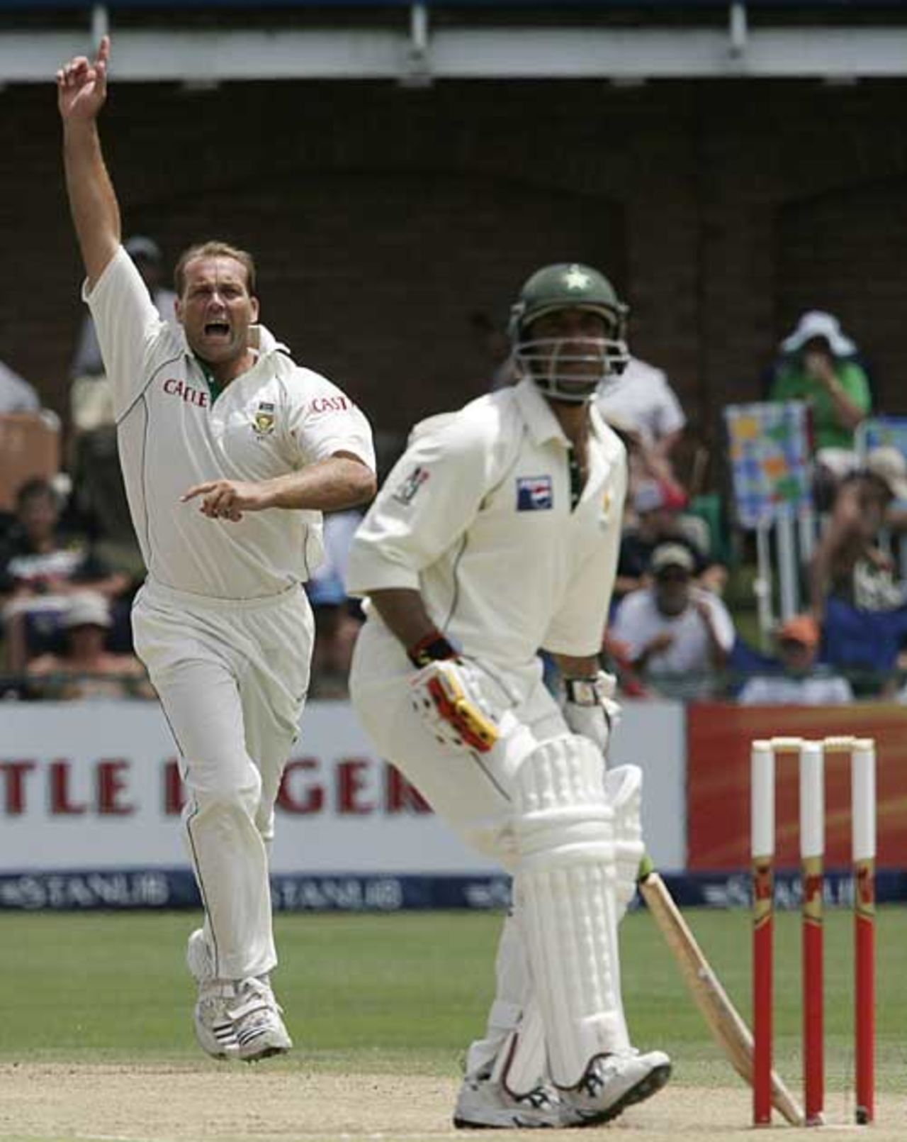 Jacques Kallis removes Shoaib Akhtar, South Africa v Pakistan, 2nd Test, Port Elizabeth, January 20, 2007