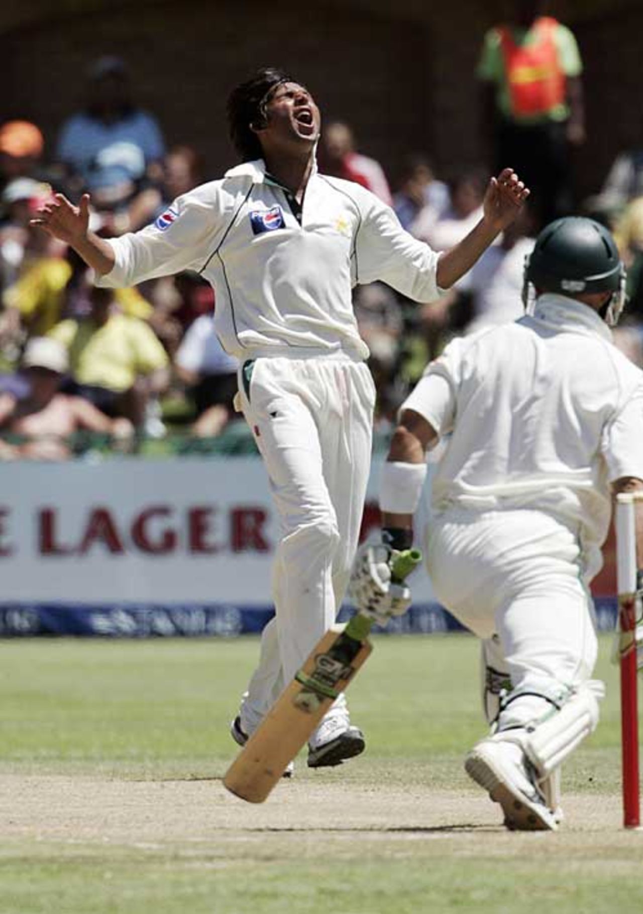 Mohammad Asif nearly shifts Herschelle Gibbs, South Africa v Pakistan, 2nd Test, Port Elizabeth, January 21, 2007
