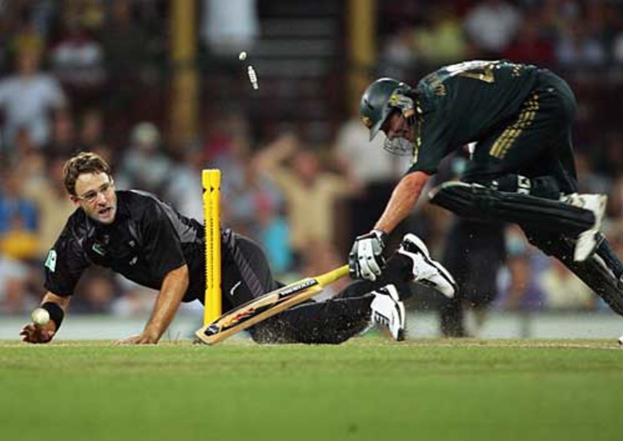 Mike Hussey survives a run out chance, Australia v New Zealand, CB Series, 5th match, Sydney, January 21, 2007