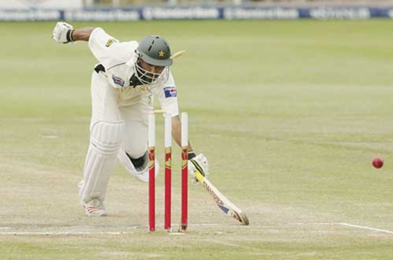 Yasir Hameed is run out by Andre Nel's direct hit, South Africa v Pakistan, 2nd Test, Port Elizabeth, January 22, 2007