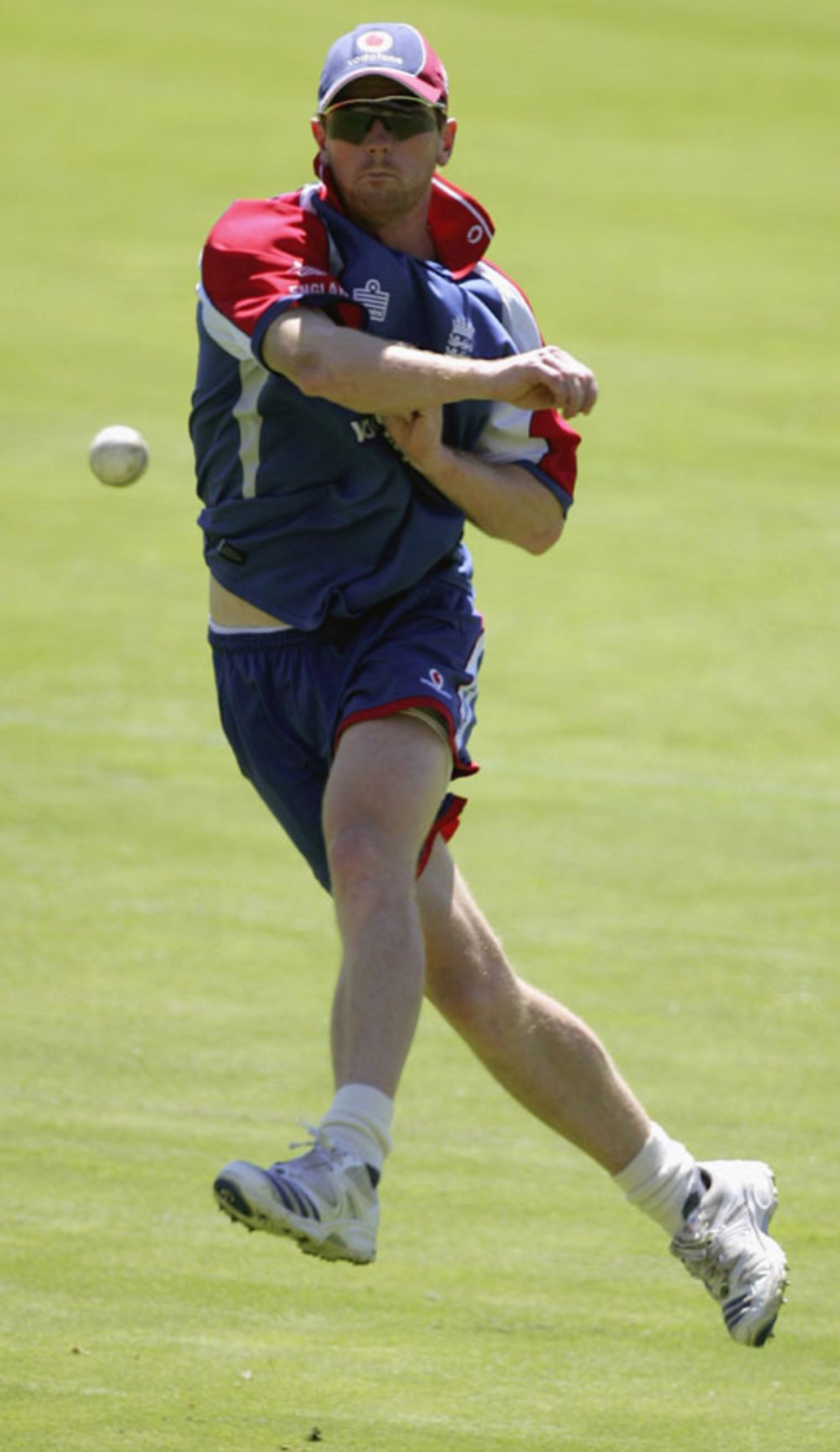 Paul Collingwood unleashes a throw during fielding practice, Adelaide, January 25, 2007