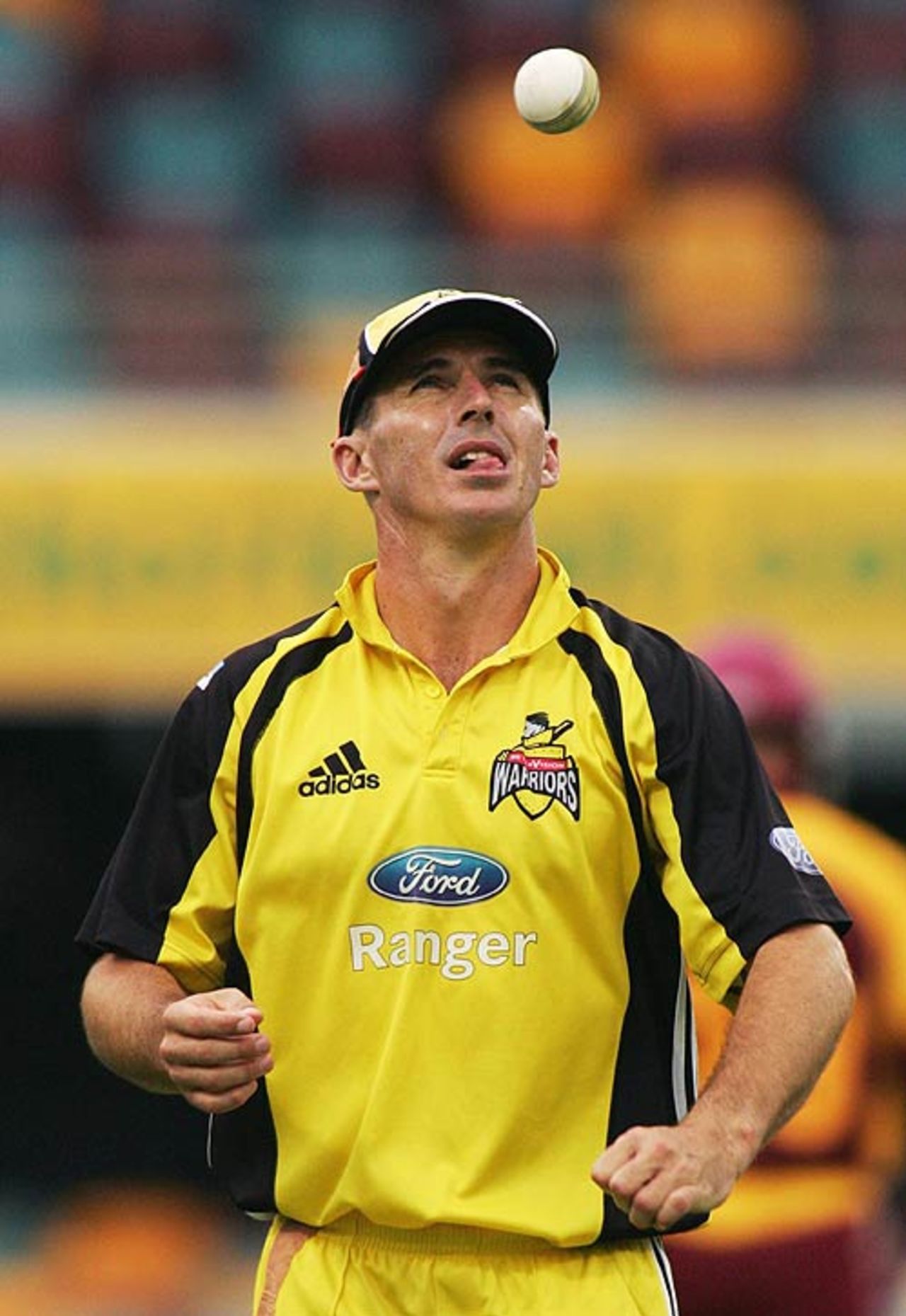 Brad Hogg gets ready for a bowl, Queensland v Western Australia, Ford Ranger Cup, Brisbane, January 25, 2007