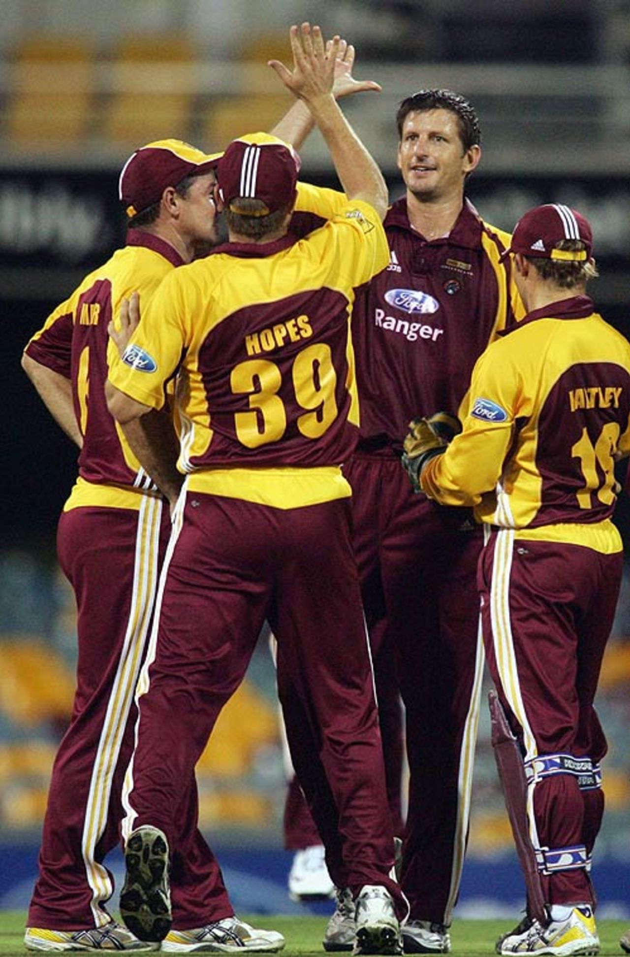 Michael Kasprowicz is congratulated on getting a wicket in his first over back from injury, Queensland v Western Australia, Ford Ranger Cup, Brisbane, January 25, 2007