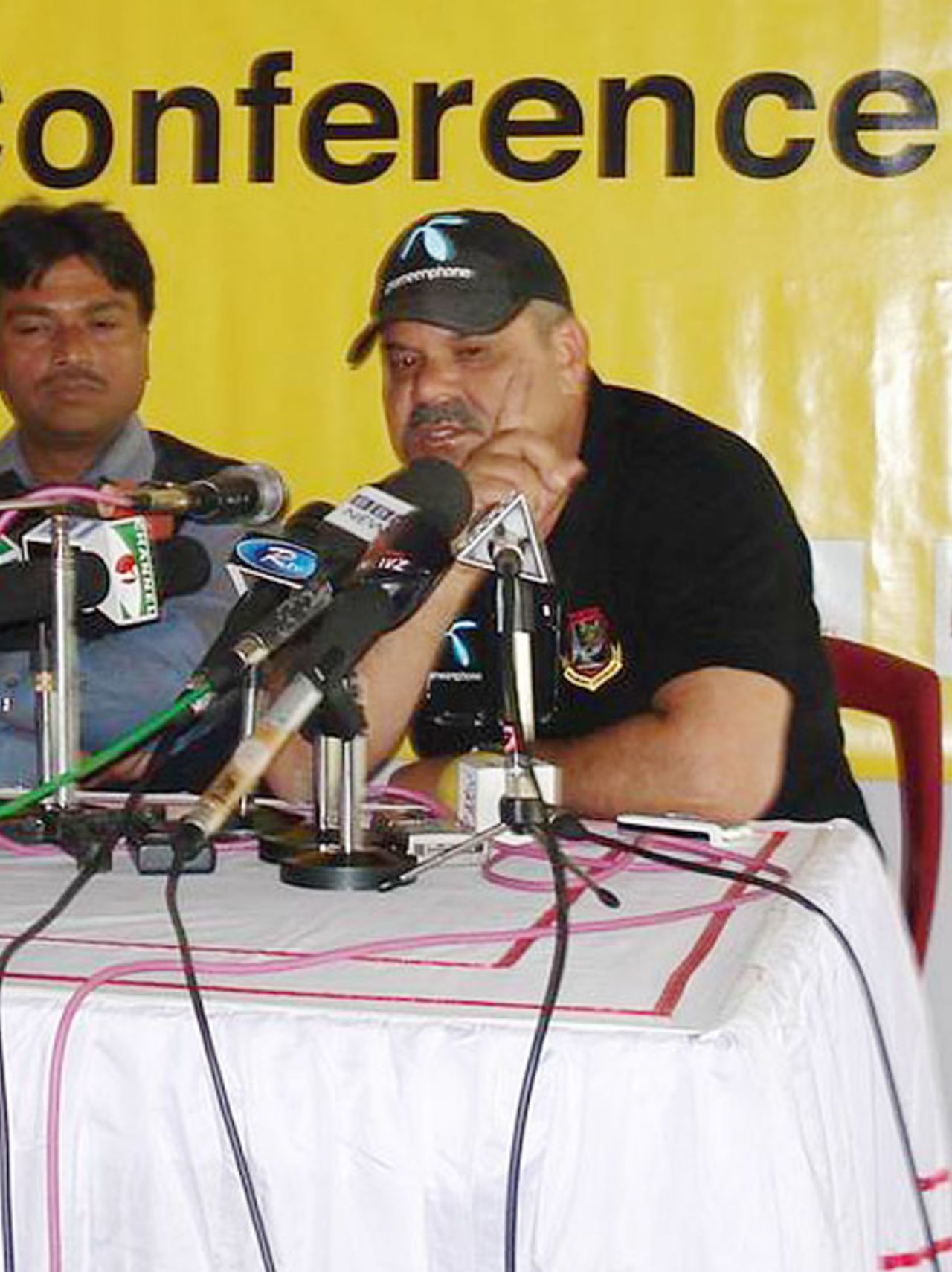 Dav Whatmore makes a point to the media during the announcement of the Bangladesh squad to tour Zimbabwe, Dhaka, January 25, 2007