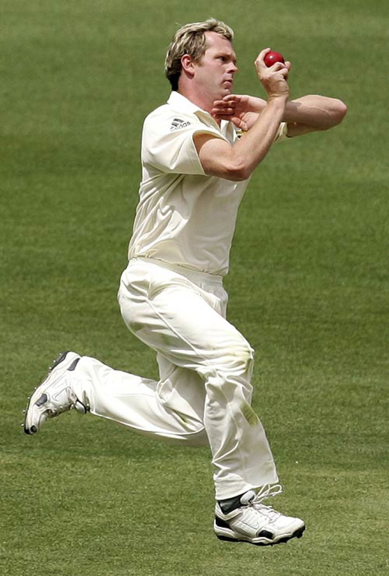 Mick Lewis sends down a delivery, Victoria v New South Wales, Pura Cup, Melbourne, December 15, 2006