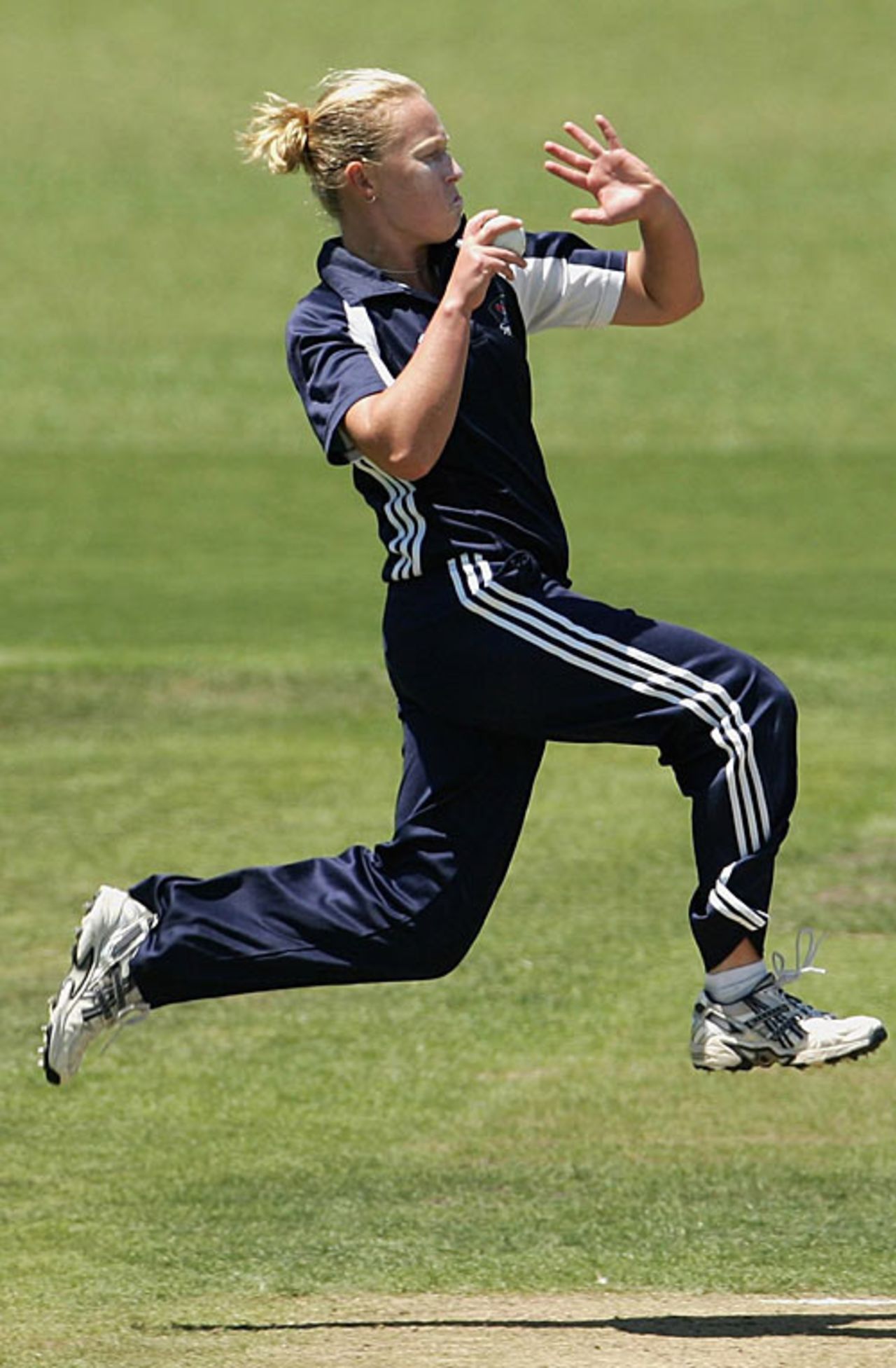 Clea Smith flies up to the crease, New South Wales v Victoria, WNCL Final, Melbourne, January 26, 2007
