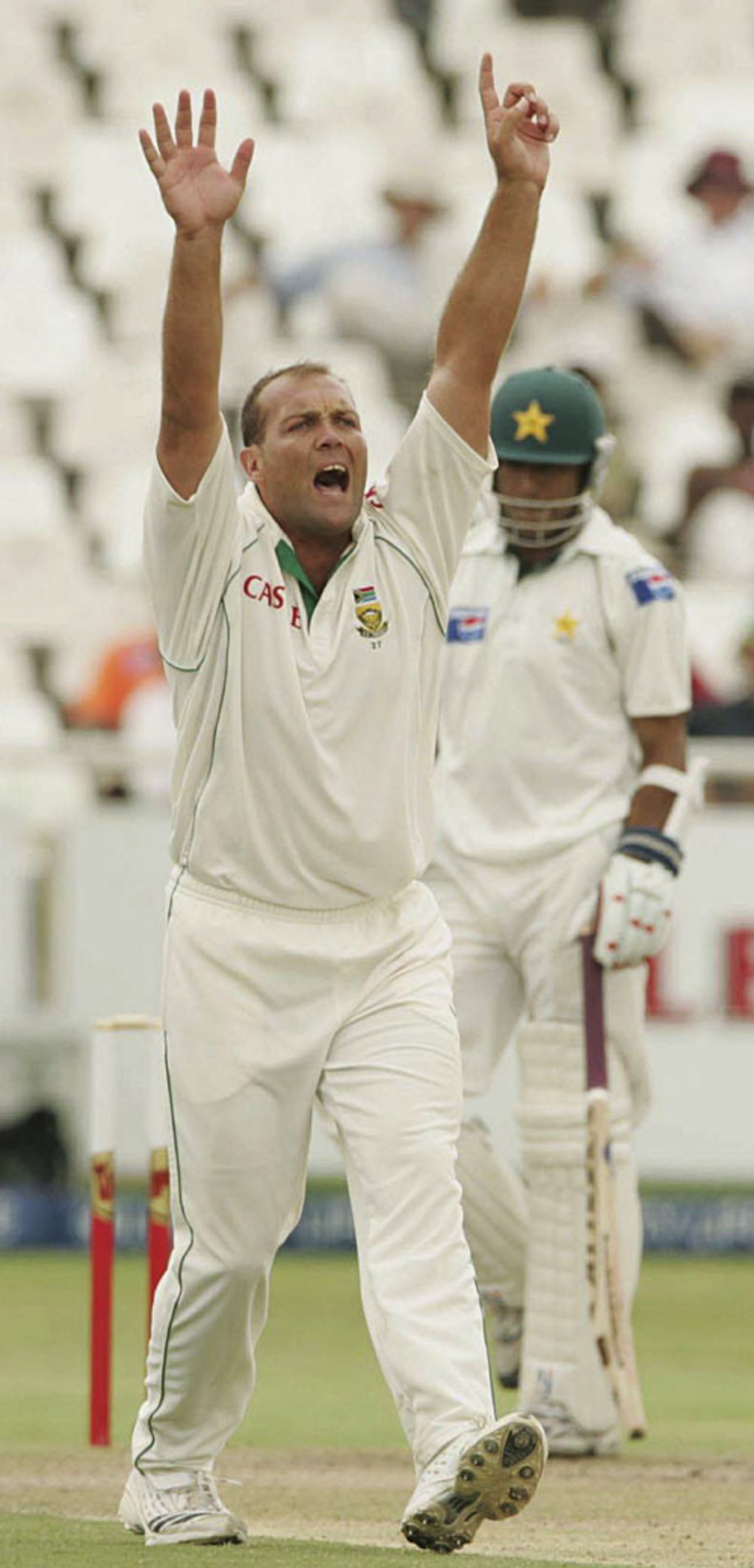 Jacques Kallis appeals and gets the wicket of Mohammad Sami, South Africa v Pakistan, 3rd Test, Cape Town, January 26, 2007