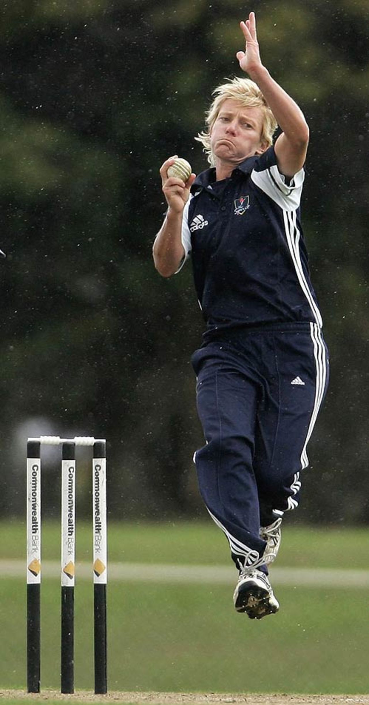 Cathryn Fitzpatrick bowls during her spell of 6 for 22, Victoria v New South Wales, WNCL 2nd final, Melbourne, January 27, 2007
