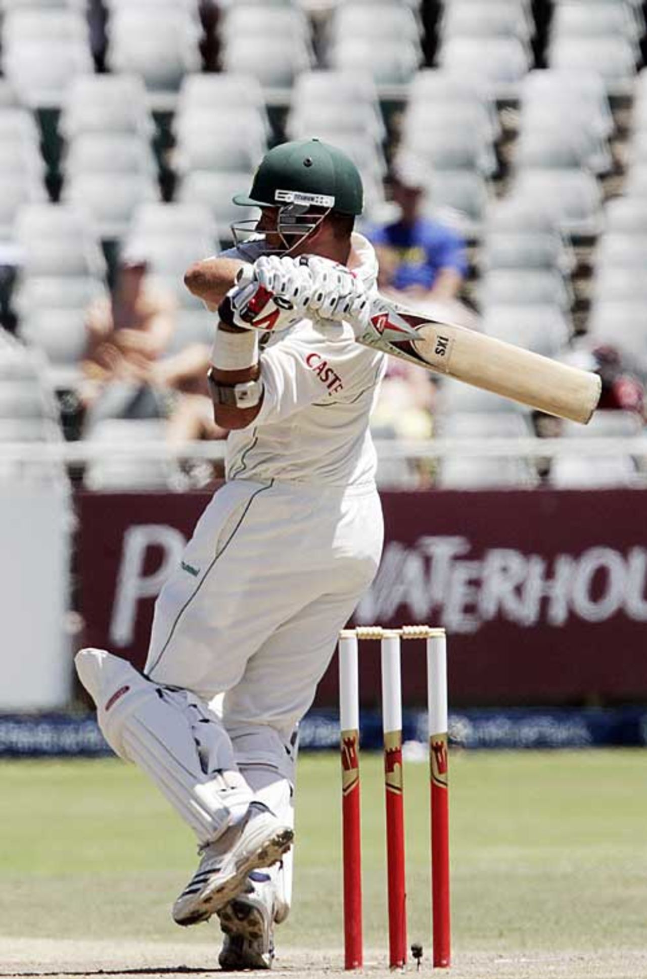 Jacques Kallis pulls during his 51, South Africa v Pakistan, 3rd Test, Cape Town, January 28, 2007