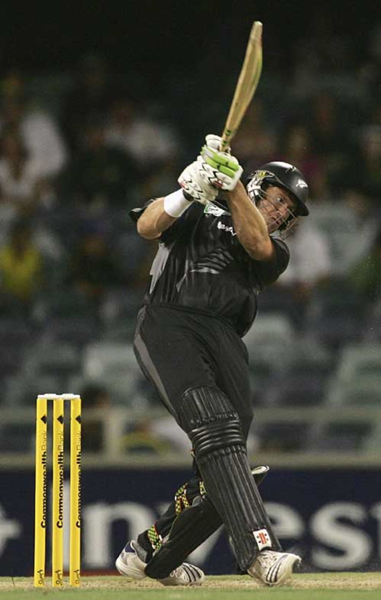 Jacob Oram launches into Australia's attack, Australia v New Zealand, CB Series, 8th match, Perth, January 28, 2007