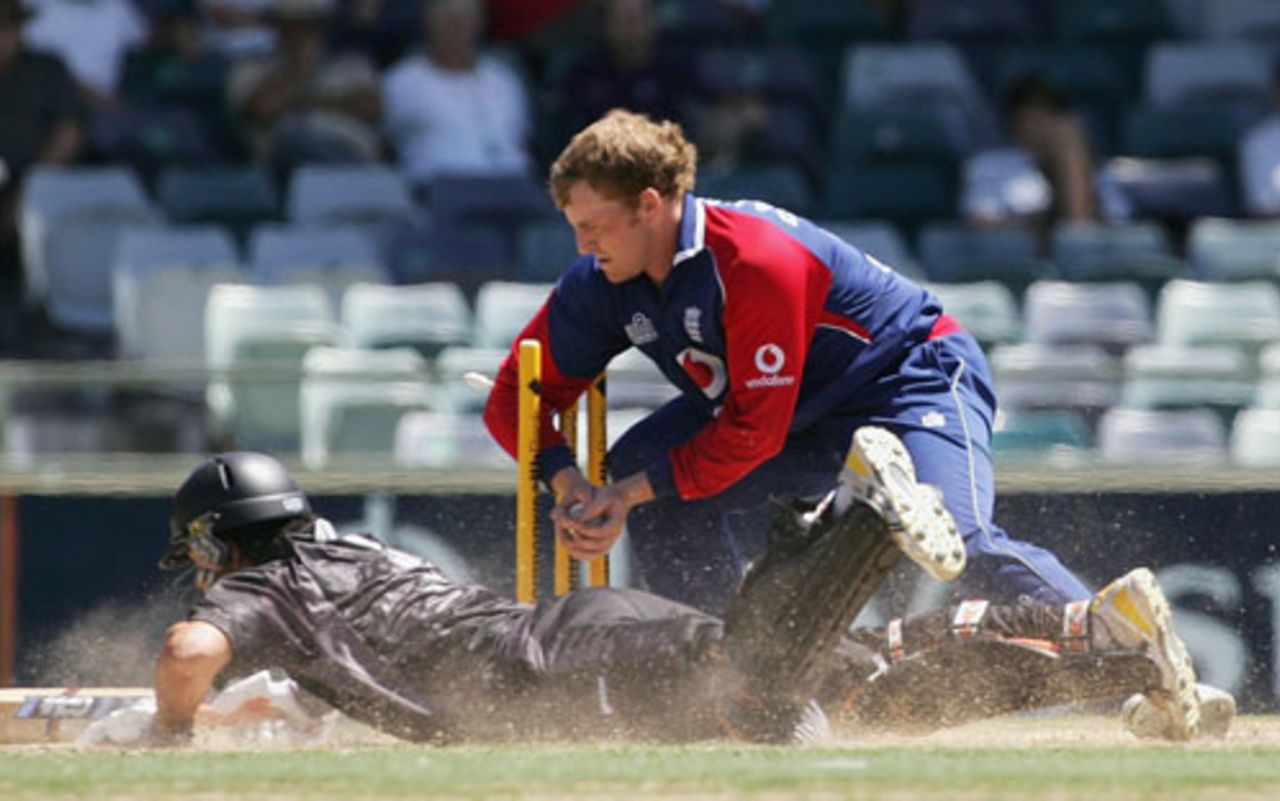Ross Taylor scrambles to safety,  England v New Zealand, CB Series, Perth, January 30, 2007