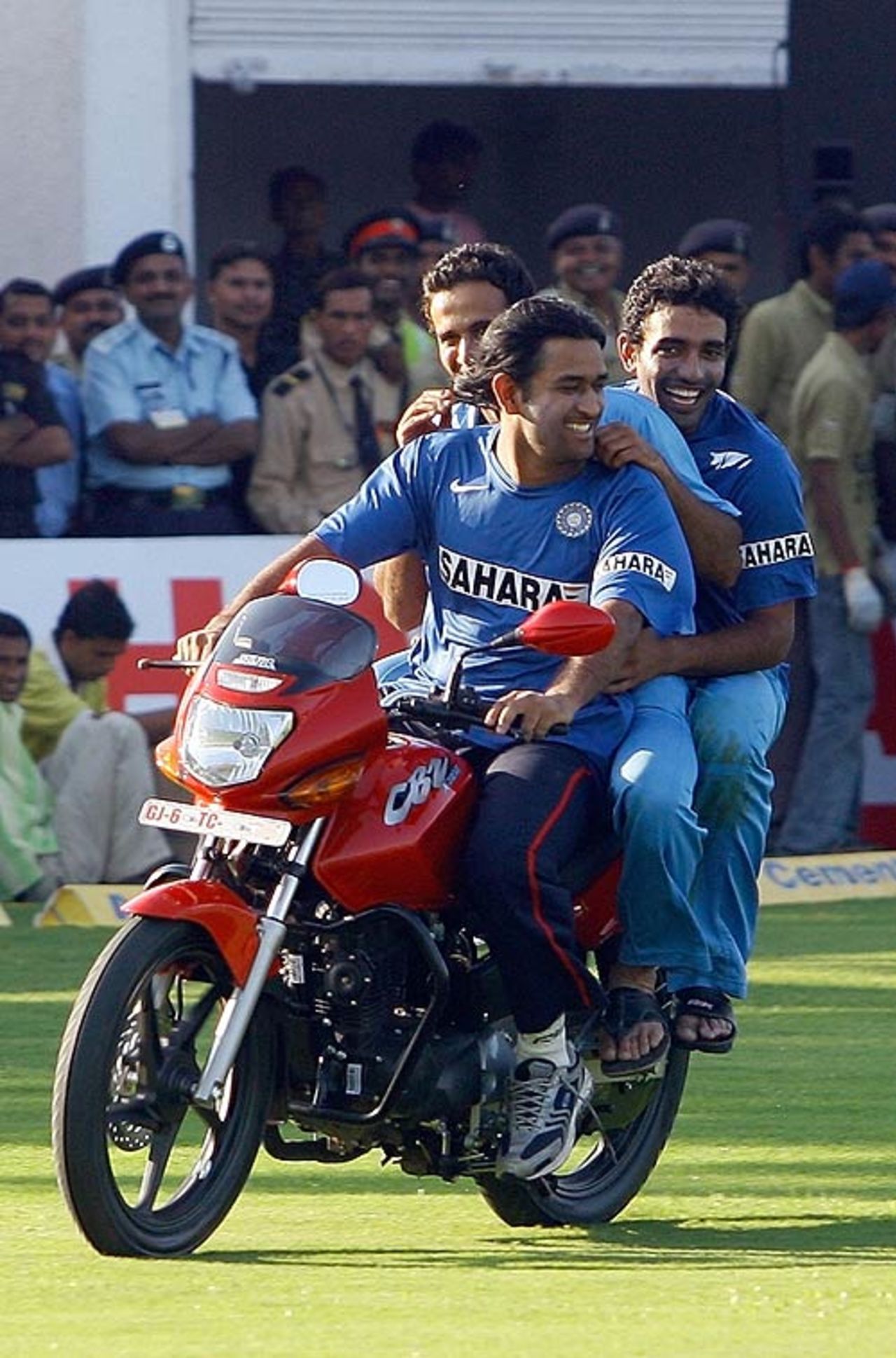 Mahendra Singh Dhoni, Irfan Pathan and Robin Uthappa go for a spin, India v West Indies, 4th ODI, Vadodara, January 31, 2007