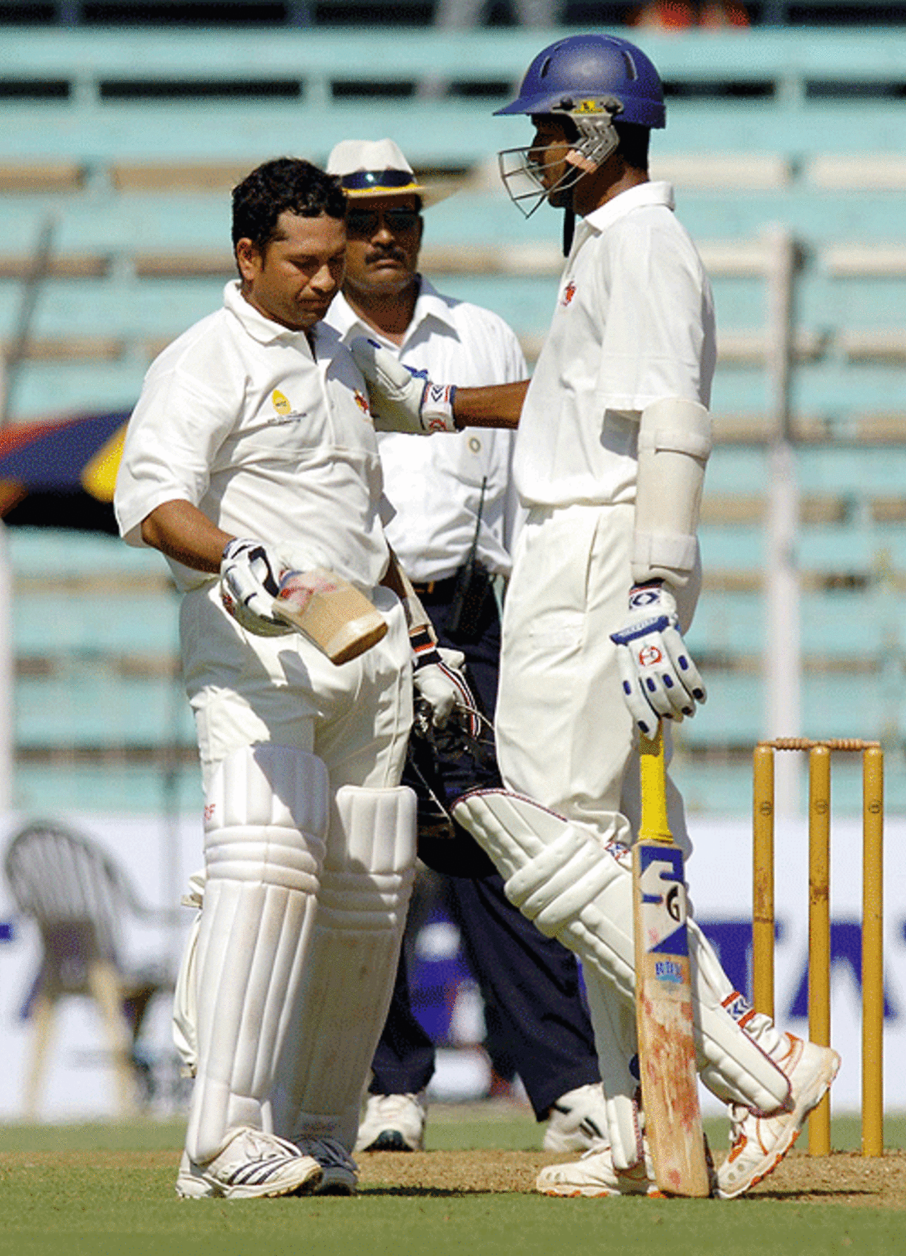 Sachin Tendulkar is congratulated by Wasim Jaffer, his partner in a 187-run third-wicket stand, on his century, Ranji Trophy Super League Final: Mumbai v Bengal, Mumbai, Feb 2, 2007