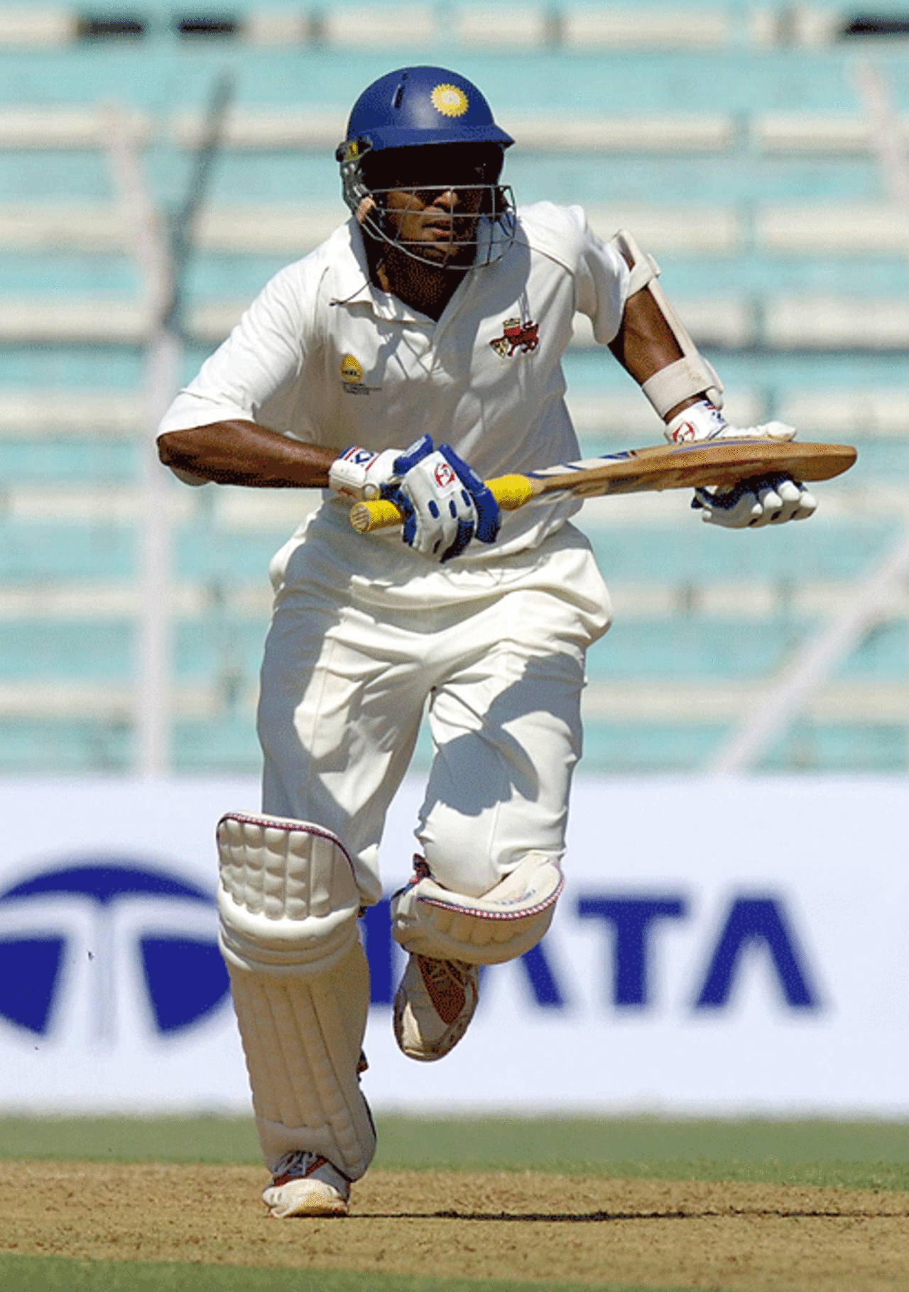 Wasim Jaffer steals a run during his 17th Ranji hundred, Ranji Trophy Super League Final: Mumbai v Bengal, Mumbai, Feb 2, 2007