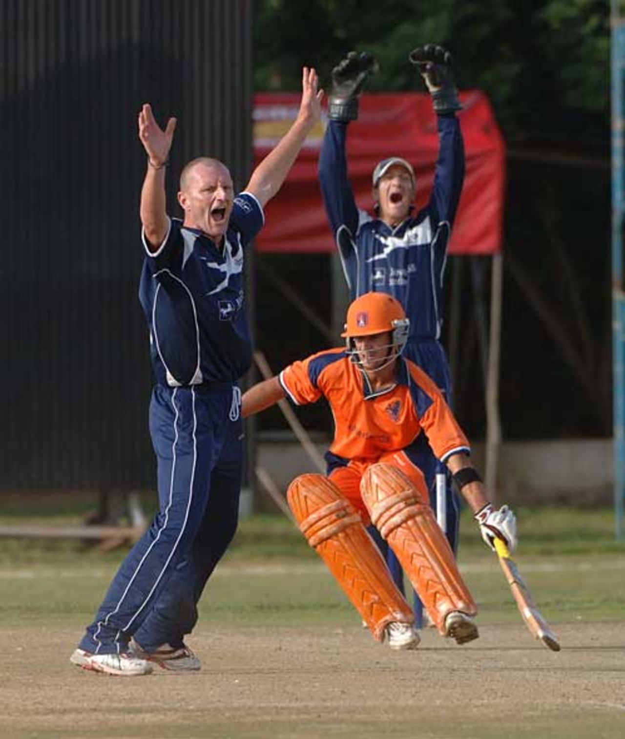 Dougie Brown appeals without success, Scotland v Netherlands, World Cricket League, 9th Match, Jaffery Sports Club, February 2, 2007