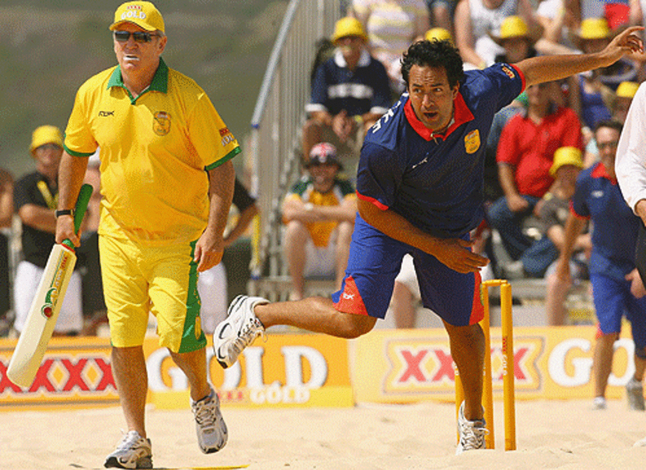 Allan Border looks on as Adam Hollioake bowls, Beach Cricket Tri-Nations series, Maroubra Beach, Sydney, February 3, 2007