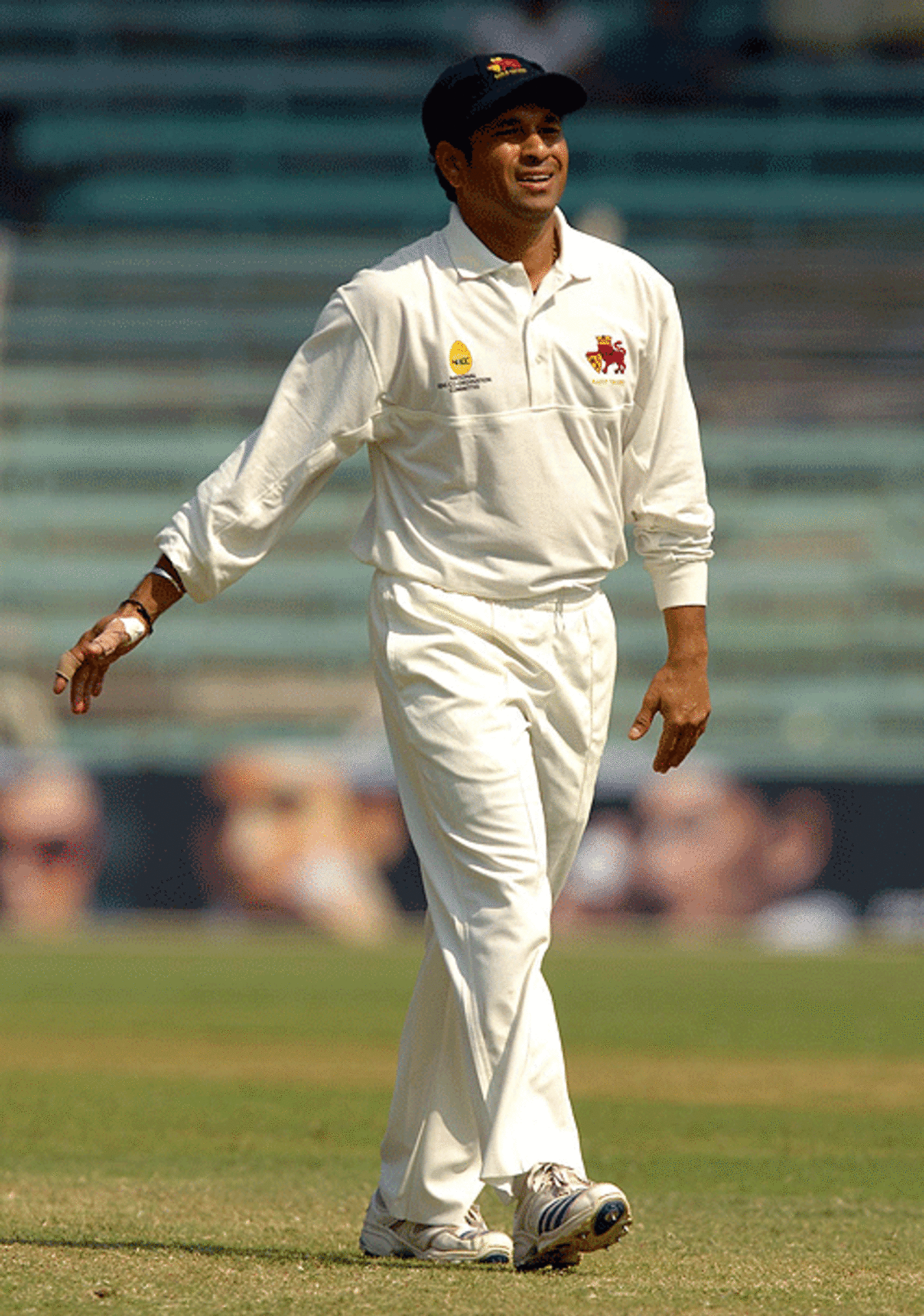 After six years, Sachin Tendulkar fielded in front of his home crowd in a Ranji game, Ranji Trophy Super League Final: Mumbai v Bengal, 2nd day, Mumbai, Feb 3, 2007