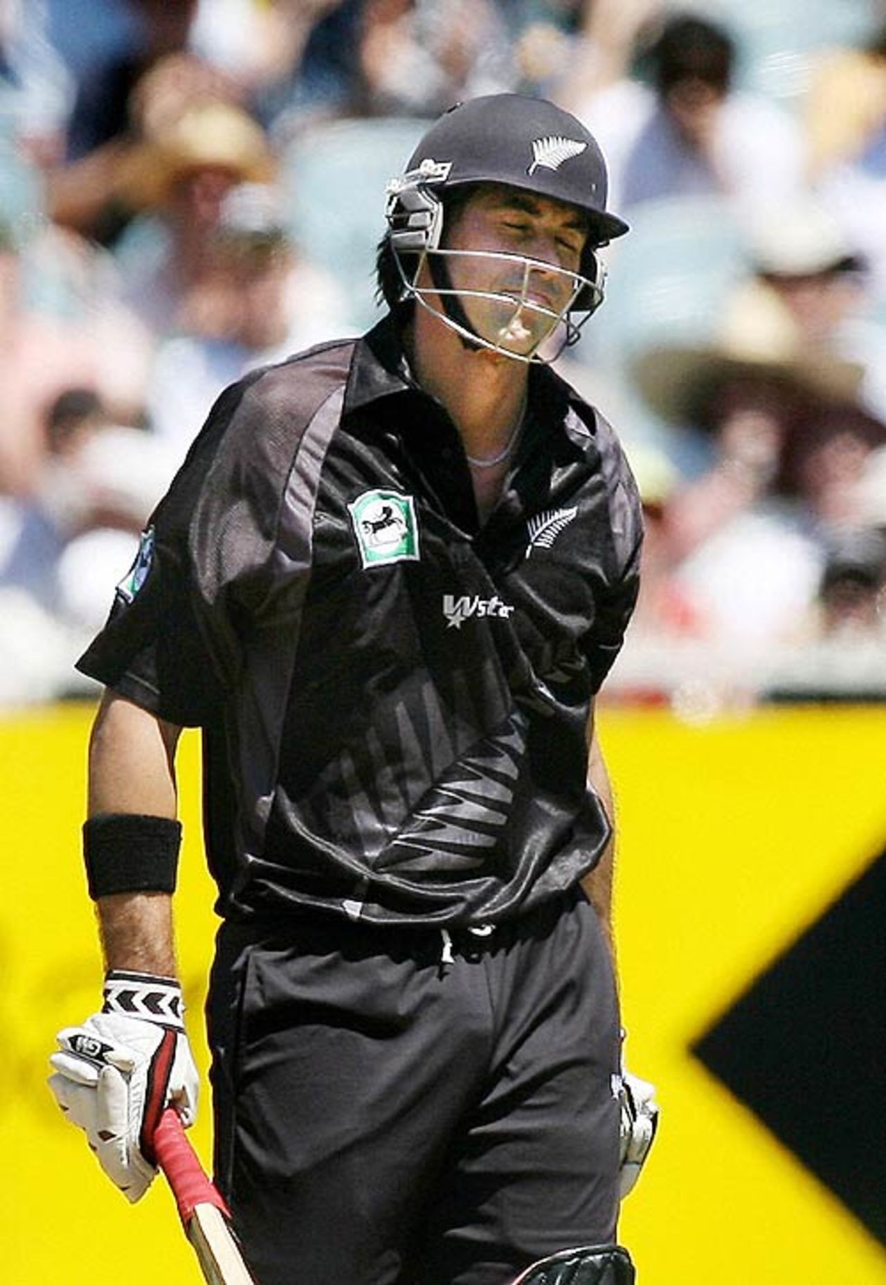 Stephen Fleming shows his frustration after another failure, Australia v New Zealand, CB Series, 11th match, Melbourne, February 4, 2007